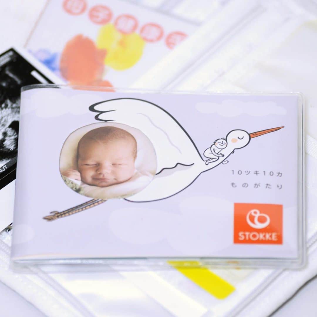Stokke Japanさんのインスタグラム写真 - (Stokke JapanInstagram)「【予告】トリップ トラップ出産準備品キャンペーン 出産前にぜひ準備しておきたい赤ちゃんの居場所「トリップ トラップ ニューボーンセット」。このニューボーンセットを購入すると、おなかの赤ちゃんのエコー写真を入れるストッケオリジナル・エコーアルバム「ストッケ 10ツキ10カ ものがたり」をプレゼントするキャンペーンを実施します。  イラストはドイツ・ベルリン在住のFrollein Motteによるオリジナル。エコー写真の赤ちゃんがママに話しかけるストーリー仕立てになっています。ニューボーンセットと一緒に赤ちゃんへのプレゼントにいかがですか？  実施時期：2020年9月2日(水)～12月17日(木) 対象製品：トリップ トラップ ニューボーンセット（税抜9,900円） 実施店舗：トリップ トラップ取扱店(Stokke.com含む）  #ストッケ #トリップトラップ #ニューボーンセット #ハイチェア #キッズチェア #ベビーチェア #出産準備 #出産準備品 #出産祝い #プレママ #臨月 #妊娠9ヶ月 #マタニティライフ #第一子妊娠中 #第二子妊娠中 #令和2年ベビー #2020年9月出産予定 #2020年10月出産予定」8月7日 22時21分 - stokkejapan