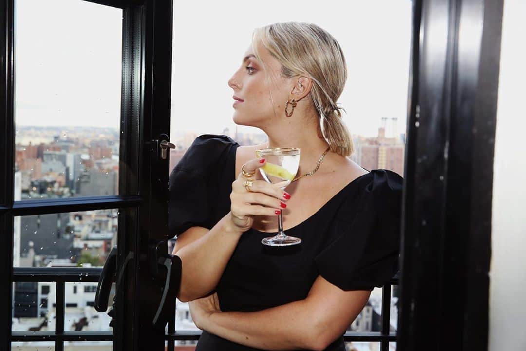 Estée Lalondeのインスタグラム：「Cheers to the freakin’ weekend (almost) 🖤 ~ad-brand collaboration #esteelalondeXdaisy」