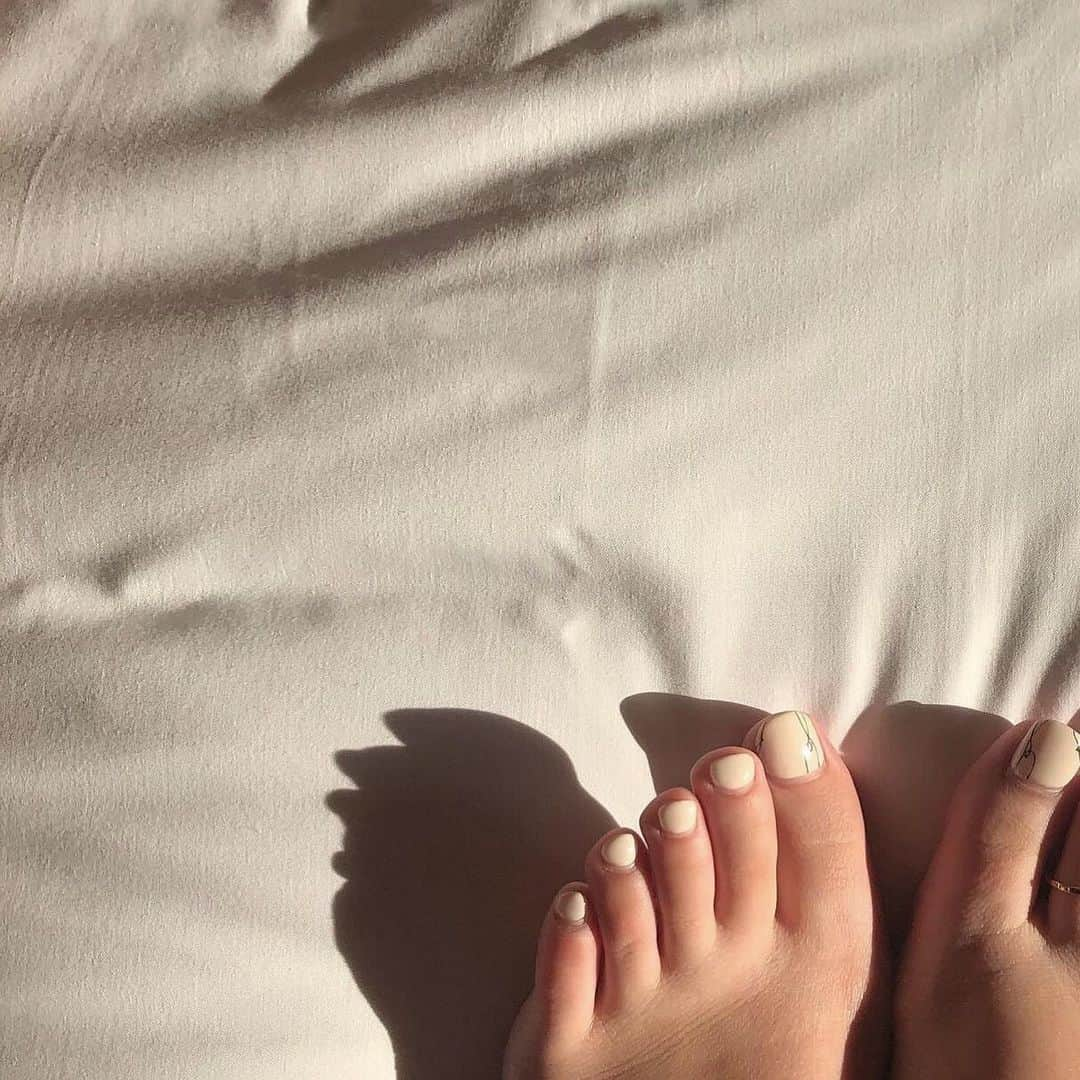 横山紗弓さんのインスタグラム写真 - (横山紗弓Instagram)「ㅤㅤ お気に入りfoot nail🦶♡ サンダルとの相性が抜群なのよ #crescent #nail #ネイル #ジェルネイル #フットネイル #夏ネイル #ニュアンスネイル #福岡ネイル #福岡ネイルサロン」8月7日 22時17分 - 1129sym