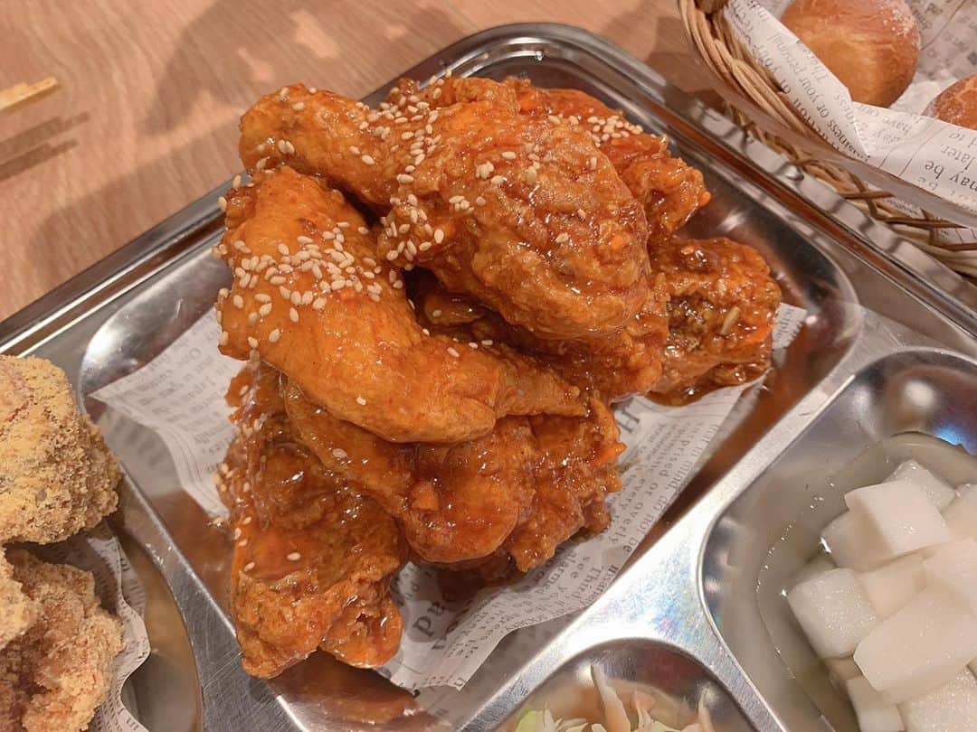 白間美瑠さんのインスタグラム写真 - (白間美瑠Instagram)「今日のご飯はチキン🍗 チキンの量わからなくて、、4種類頼んだら、、、とんでもない量のチキンでした。。笑 #お腹いっぱい　#はち切れる #お腹」8月7日 22時29分 - shiro36run