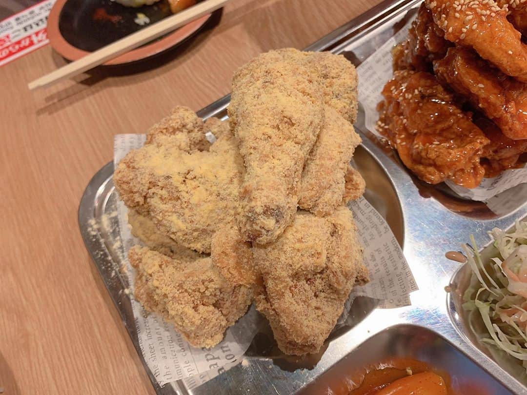 白間美瑠さんのインスタグラム写真 - (白間美瑠Instagram)「今日のご飯はチキン🍗 チキンの量わからなくて、、4種類頼んだら、、、とんでもない量のチキンでした。。笑 #お腹いっぱい　#はち切れる #お腹」8月7日 22時29分 - shiro36run