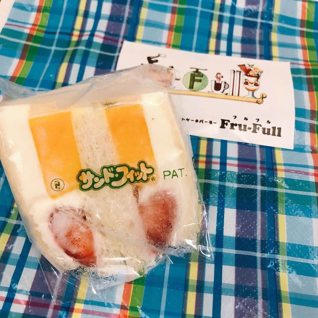 江藤あやさんのインスタグラム写真 - (江藤あやInstagram)「本日のロケ弁🍱 夜も美味しかったのに、写真撮るの忘れた😅  差し入れにフルーツサンドをいただきました💗 甘いモノ好きのあたしはテンションMAX✨ とっても美味しかったです😆  今日も一日お疲れ様でした‼️ ありがとうございます🙇‍♀️  #ロケ弁 #フルフルのフルーツサンド  #ありがたき幸せ  #楽しすぎる」8月7日 22時27分 - ayayakko19