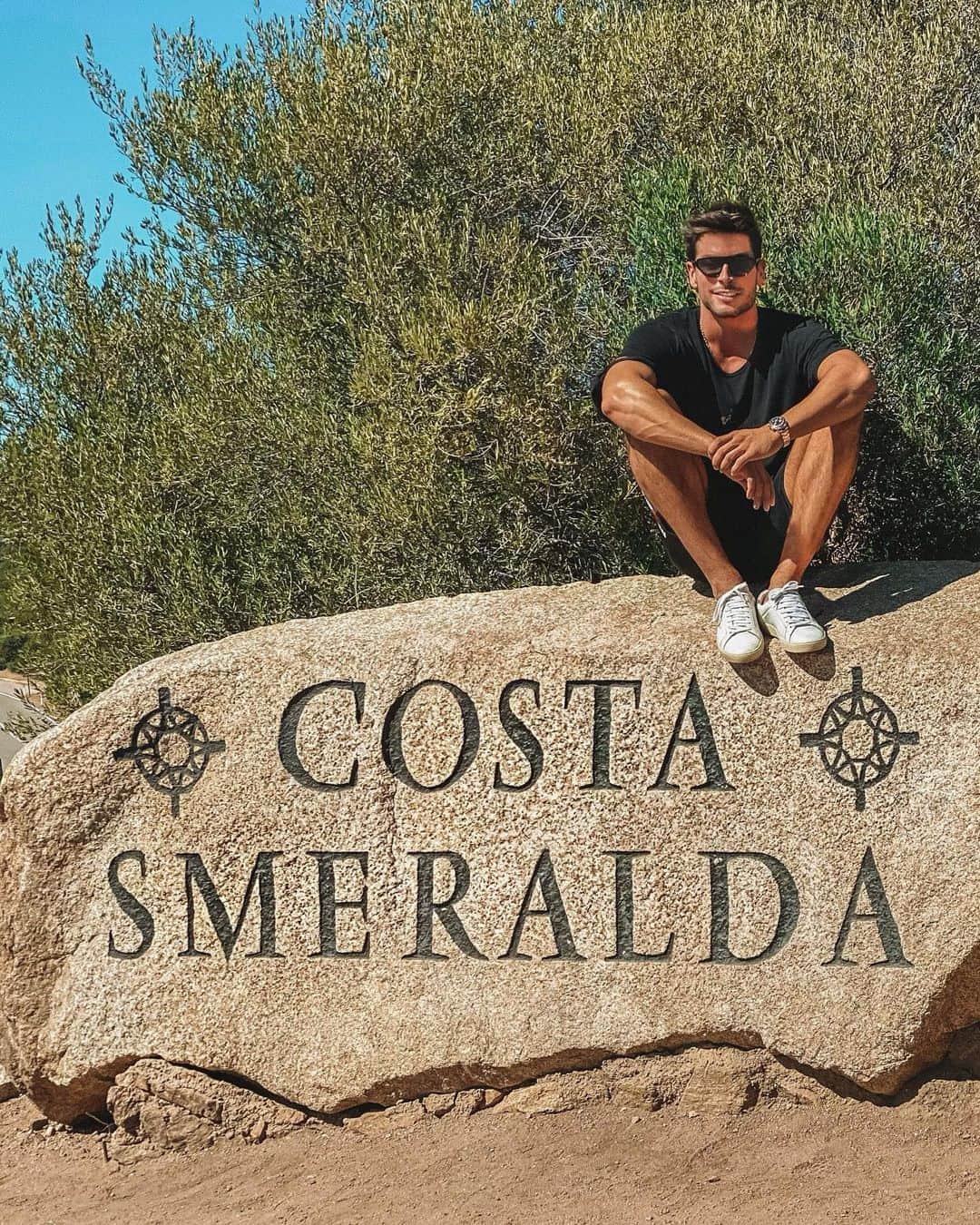 アンドレア・デンバーのインスタグラム：「Holidays is Sardinia 🌊☀️🌴Wishing everyone a wonderful weekend #holiday #sardinia #sardegna #madeinitaly   Vacanze in Sardegna🌊☀️🌴 Auguro a tutti di trascorrere un buon weekend🙌🏻🙏🏻」