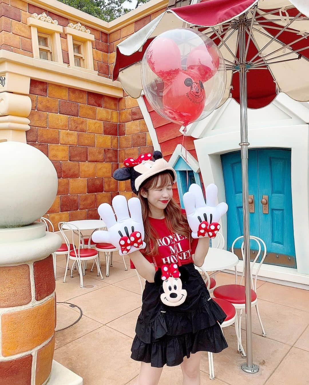 tomomi ❤︎ よしはしともみ ❤︎さんのインスタグラム写真 - (tomomi ❤︎ よしはしともみ ❤︎Instagram)「. . 念願のバルーン🎈4つ持ち✌🏻💕 . . ミニーちゃんコーデお気に入り🍒 久しぶりのディズニーだったからスニーカー👟で沢山歩けるコーディネートに♡ . トップス @honeymihoney_official  スカート @lillilly_official @pain_tokyo  シューズ @onitsukatigerofficial . . #disneyland #tokyodisneyland #disneyootd #disneycode #lillilly #honeymihoney #onitsukatiger #東京ディズニーランド #ディズニーランド #ディズニーコーデ #ファンキャップディズニー #ファンキャップ #ファンキャップコーデ #ミニーコーデ #ミニーバウンド #ディズニーバウンド #お揃いコーデ #お揃いディズニー #シミラールックディズニー #シミラールック #シミラールックコーデ #ミッキーコーデ #ドナルドコーデ #デイジーコーデ #トゥーンタウン #ワールドバザール」8月7日 22時31分 - tomomi_yoshihashi