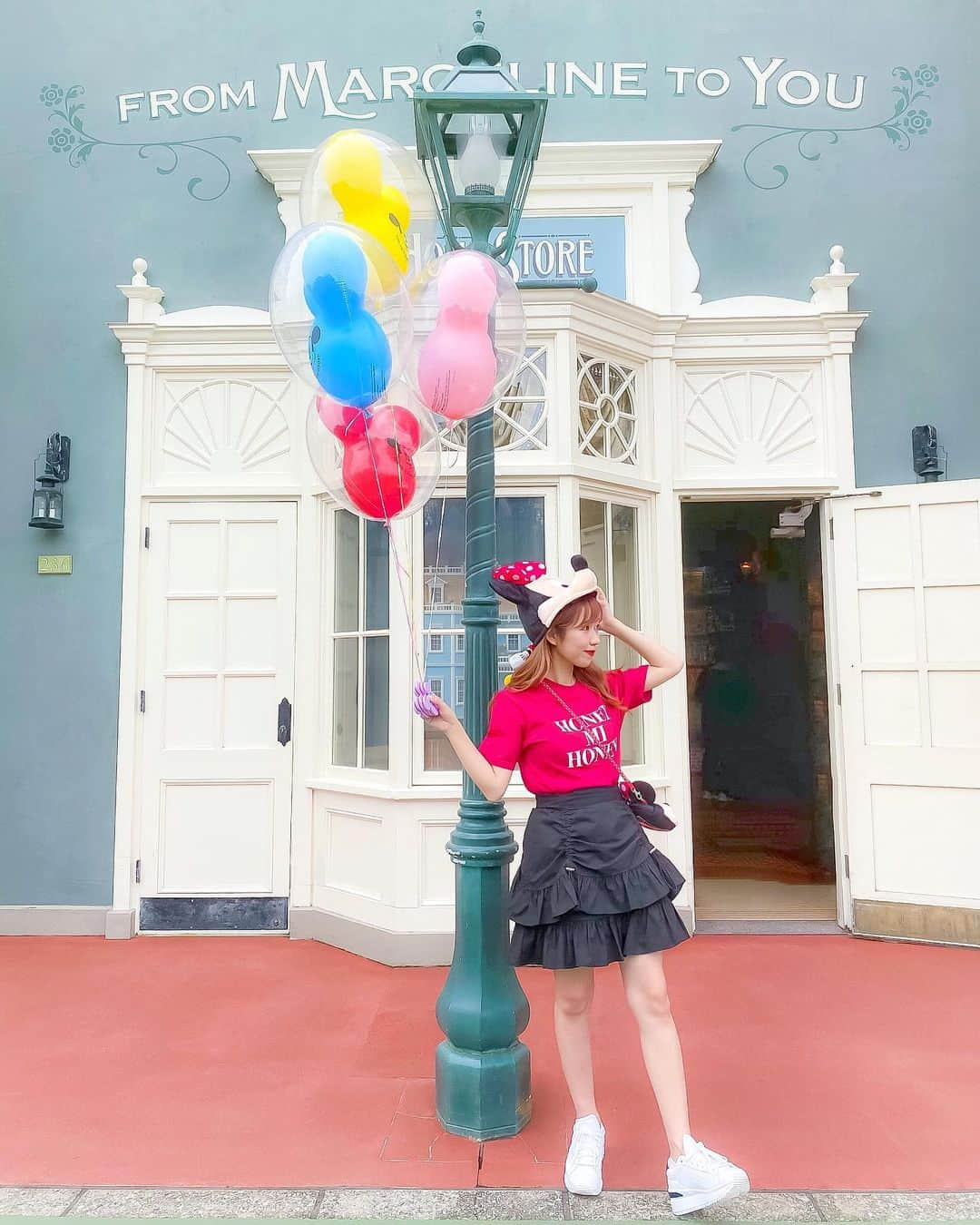 tomomi ❤︎ よしはしともみ ❤︎さんのインスタグラム写真 - (tomomi ❤︎ よしはしともみ ❤︎Instagram)「. . 念願のバルーン🎈4つ持ち✌🏻💕 . . ミニーちゃんコーデお気に入り🍒 久しぶりのディズニーだったからスニーカー👟で沢山歩けるコーディネートに♡ . トップス @honeymihoney_official  スカート @lillilly_official @pain_tokyo  シューズ @onitsukatigerofficial . . #disneyland #tokyodisneyland #disneyootd #disneycode #lillilly #honeymihoney #onitsukatiger #東京ディズニーランド #ディズニーランド #ディズニーコーデ #ファンキャップディズニー #ファンキャップ #ファンキャップコーデ #ミニーコーデ #ミニーバウンド #ディズニーバウンド #お揃いコーデ #お揃いディズニー #シミラールックディズニー #シミラールック #シミラールックコーデ #ミッキーコーデ #ドナルドコーデ #デイジーコーデ #トゥーンタウン #ワールドバザール」8月7日 22時31分 - tomomi_yoshihashi