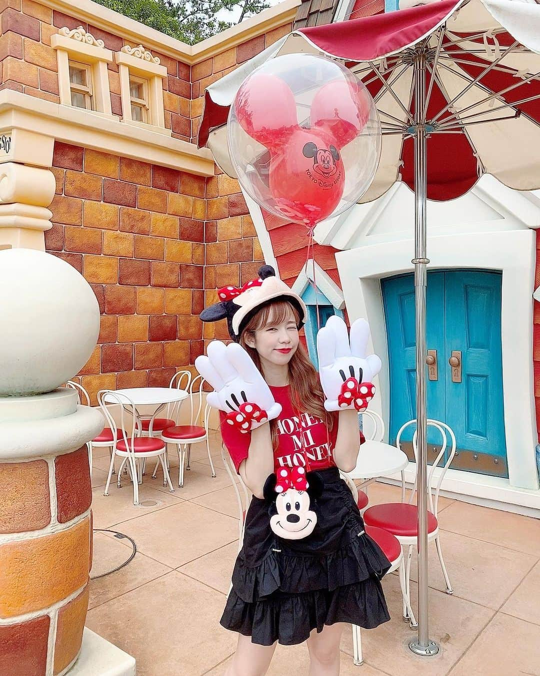 tomomi ❤︎ よしはしともみ ❤︎さんのインスタグラム写真 - (tomomi ❤︎ よしはしともみ ❤︎Instagram)「. . 念願のバルーン🎈4つ持ち✌🏻💕 . . ミニーちゃんコーデお気に入り🍒 久しぶりのディズニーだったからスニーカー👟で沢山歩けるコーディネートに♡ . トップス @honeymihoney_official  スカート @lillilly_official @pain_tokyo  シューズ @onitsukatigerofficial . . #disneyland #tokyodisneyland #disneyootd #disneycode #lillilly #honeymihoney #onitsukatiger #東京ディズニーランド #ディズニーランド #ディズニーコーデ #ファンキャップディズニー #ファンキャップ #ファンキャップコーデ #ミニーコーデ #ミニーバウンド #ディズニーバウンド #お揃いコーデ #お揃いディズニー #シミラールックディズニー #シミラールック #シミラールックコーデ #ミッキーコーデ #ドナルドコーデ #デイジーコーデ #トゥーンタウン #ワールドバザール」8月7日 22時31分 - tomomi_yoshihashi