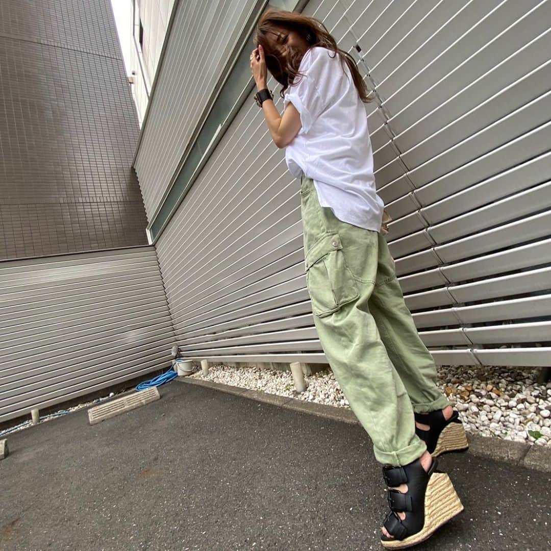 新山千春さんのインスタグラム写真 新山千春instagram 今日の私服 後ろ側は長めの白シャツ ニットとのドッキングが お気に入り パンツはズルズルっとゆるっと 履く長めのパンツ ビーサンとあわせてみた Coordinate パンツコーデ 私服 本日のコーデ
