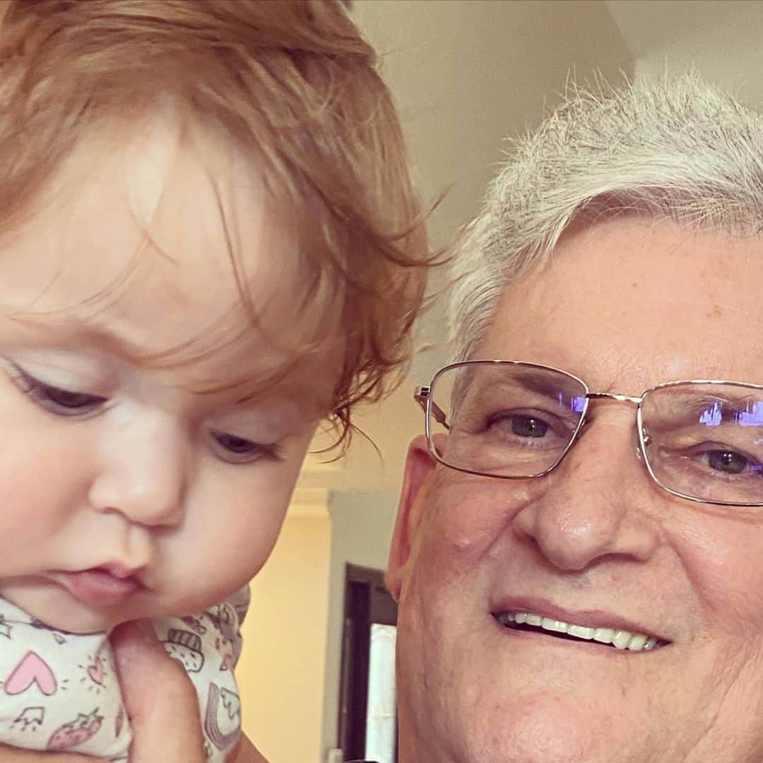 Claudia Leitteのインスタグラム：「Você é tão especial, meu pai! Não conheço ninguém com essa lindeza sua, meu Derinho! Deus seja louvado por sua vida! Que você continue sendo essa pessoa incrível até ficar beeeeeem velhinho, esbanjando saúde e exalando amor! Que o sangue de Jesus esteja sobre você e todos os seus sonhos e planos! Que o propósito que o Senhor tem para sua vida te abrace com todo carinho e conforto que só o Santo Espírito pode oferecer! TE AMO! PARABÉNS! 🎂🍷🎉🎁🎈」
