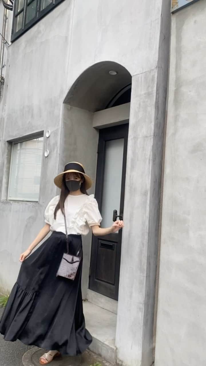 平木愛美のインスタグラム：「本日のお洋服。⚪️  このコーデで炎天下のなか３０分ウォーキングした👟あちち」