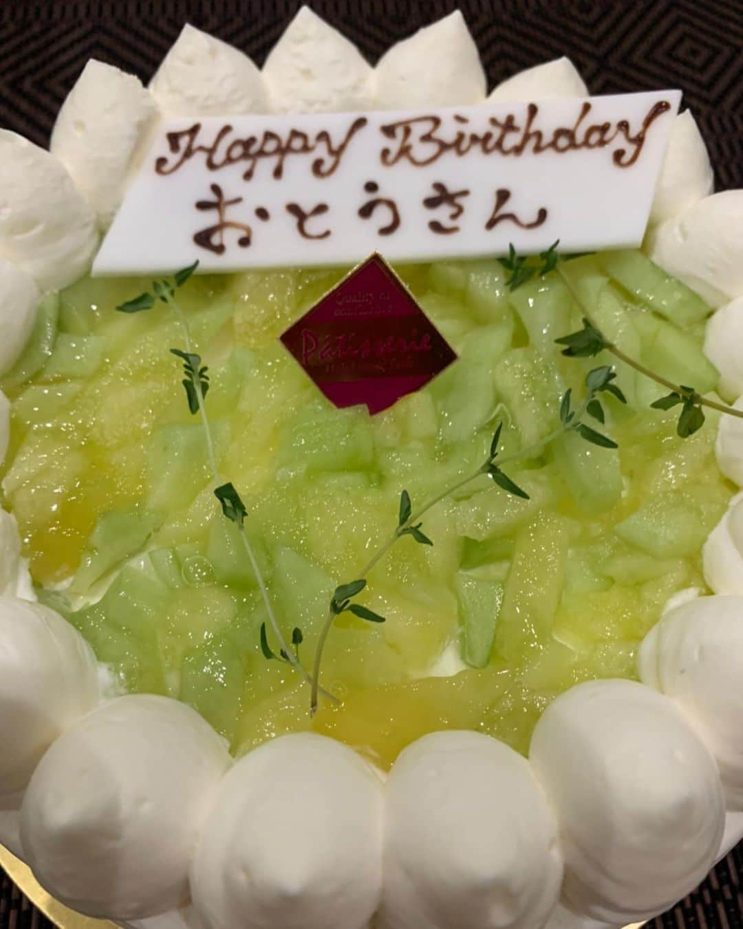 鈴木福さんのインスタグラム写真 - (鈴木福Instagram)「今日はお父さんの誕生日！！  お父さん若いね～と言われることが多いですが、僕が小さかった頃の写真を見るとやはりお父さんも歳をとっているのだと実感します…(笑)  こんなこと言うと怒られる(笑)  美味しいお肉を食べました！！ 尊い…！(笑)  お父さん！良い1年を！  #お父さん#お誕生日#おめでとう#お誕生日パーティー#美味しい#お肉#ケーキ#楽しかった」8月7日 22時35分 - s_fuku_te