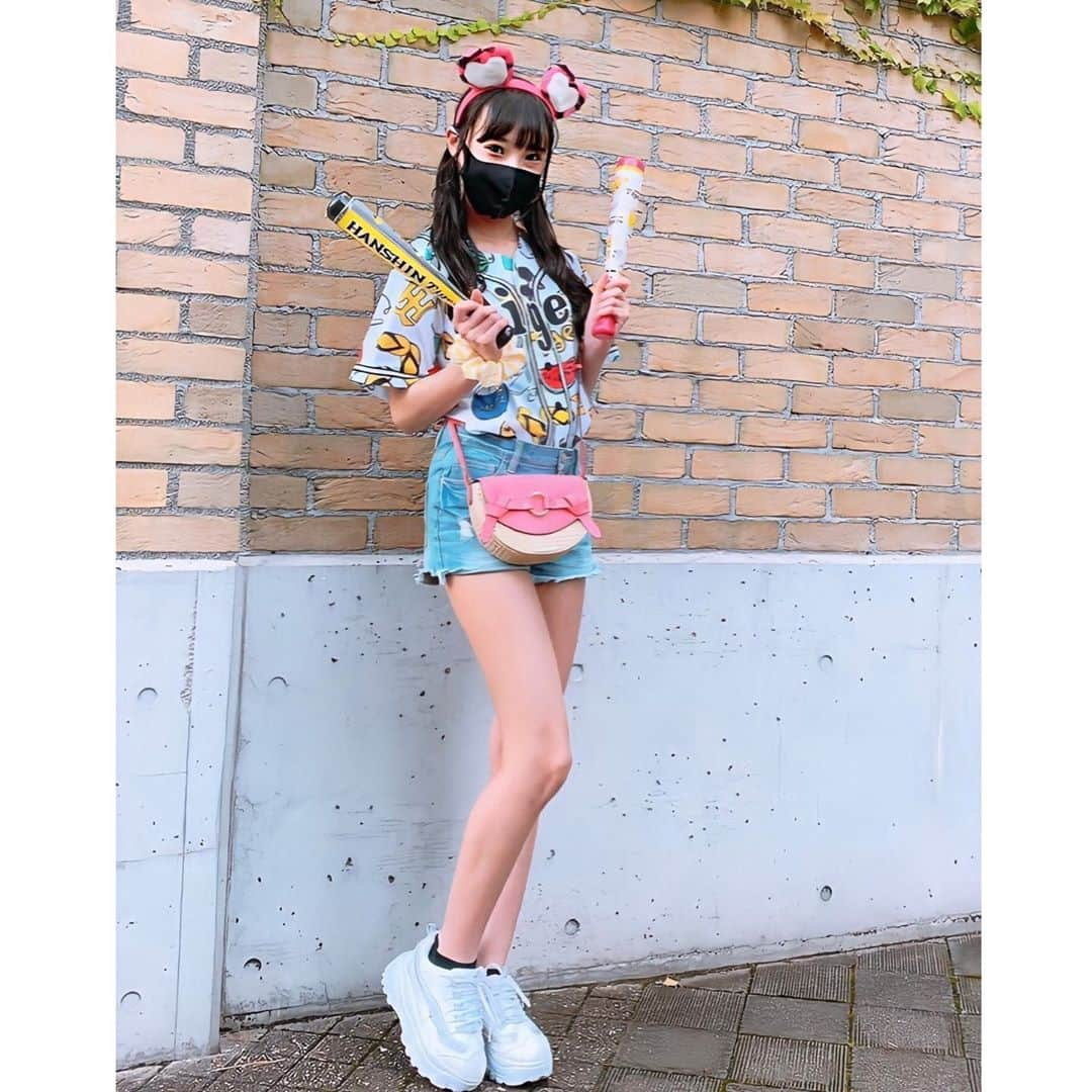 岡本怜奈さんのインスタグラム写真 - (岡本怜奈Instagram)「♡﻿ タイガースコーデ🐯⚾️👗💞﻿ ﻿ ﻿ newユニホーム✌️💕﻿ 　﻿ ﻿ 夏らしい柄がいっぱい❣️🍉🍦🍧🕶﻿ 可愛くて一目惚れ🥺💖﻿ ♡﻿ ♡﻿ #岡本怜奈 #れなたん #nmb48 #阪神タイガース﻿ #阪神 #タイガース #プロ野球 #野球﻿ #阪神タイガースファン #タイガース女子﻿ #虎子 #toraco#ユニホーム女子 #ユニホーム ﻿ #応援コーデ #野球女子 #甲子園 #阪神甲子園球場﻿ #happy #Instagood」8月7日 22時35分 - renatan1222