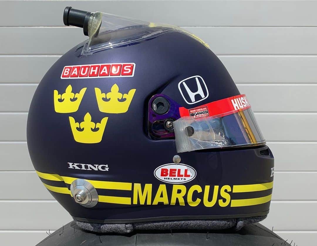 マーカス・エリクソンのインスタグラム：「🚨Indy 500 @bellracinghq helmet reveal🚨Retro old school style with inspiration from my hero Ronnie Peterson and my home country Sweden’s national emblem the Three Crowns. Design by @seanbulldesign and painted by @mikovicdesigns . Awesome job guys, looks amazing!! @chipganassiracing @hondaracing_hpd @huskichocolate #ME8 #INDY500 #INDYCAR」