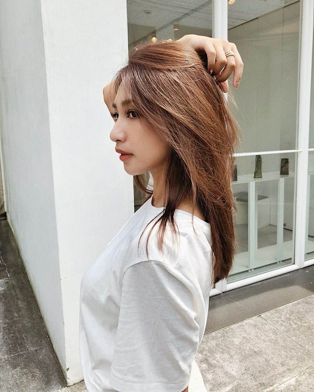 新井ニーニャのインスタグラム：「🤍﻿ ﻿ 　𝐍𝐄𝐖 𝐇𝐀𝐈𝐑 𝐂𝐎𝐋𝐎𝐑﻿ ∽∽∽∽∽∽∽∽∽∽∽∽∽∽∽∽∽∽∽∽﻿ ﻿ 撮影前に髪色メンテナンス﻿ してきました💇🏽‍♀️﻿ ﻿ 艶っぽく。上品に。﻿ でも顔色が沈まないように﻿ 私に合う、暗さの色で！﻿ ﻿ とオーダー🤳﻿ なかなか文句が多いなと﻿ 我ながら思いましたが笑﻿ さすが大人ヘアの達人👨🏻‍🎨 @logkenken  ちゅるんちゅるんの﻿ ヘルシーセクシーレディヘアにしてくれました💄﻿← ﻿ ﻿ スワイプして、艶を見てほしい！！！﻿ 素敵な艶！！嬉しい！！！😭🥺😭🥺💕﻿ そしてBeforeも載せてます🙌﻿ 伸びまくって、抜けきった髪から﻿ 一発でこれ🥺👏さすがです🥺👏✨﻿ ﻿ けんけんさん、ありがとうございました🥰大満足🤤✌️ふふ﻿ ﻿ ﻿」
