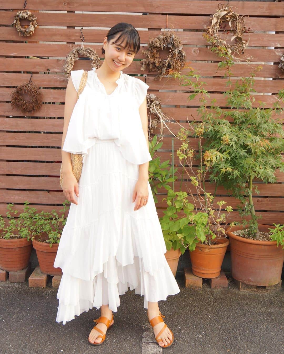 鈴木あすなのインスタグラム：「先日、主人👨と2人で食事に。 . 娘がいる時には着れない @casa_fline の真っ白の服を着て。 . 大好きなビオワインを見つけて嬉しかった〜。 . #ずっと行きたかった街のイタリアン#外食が久しぶりすぎて#また楽しみ作らなきゃね#結婚6年目に突入」