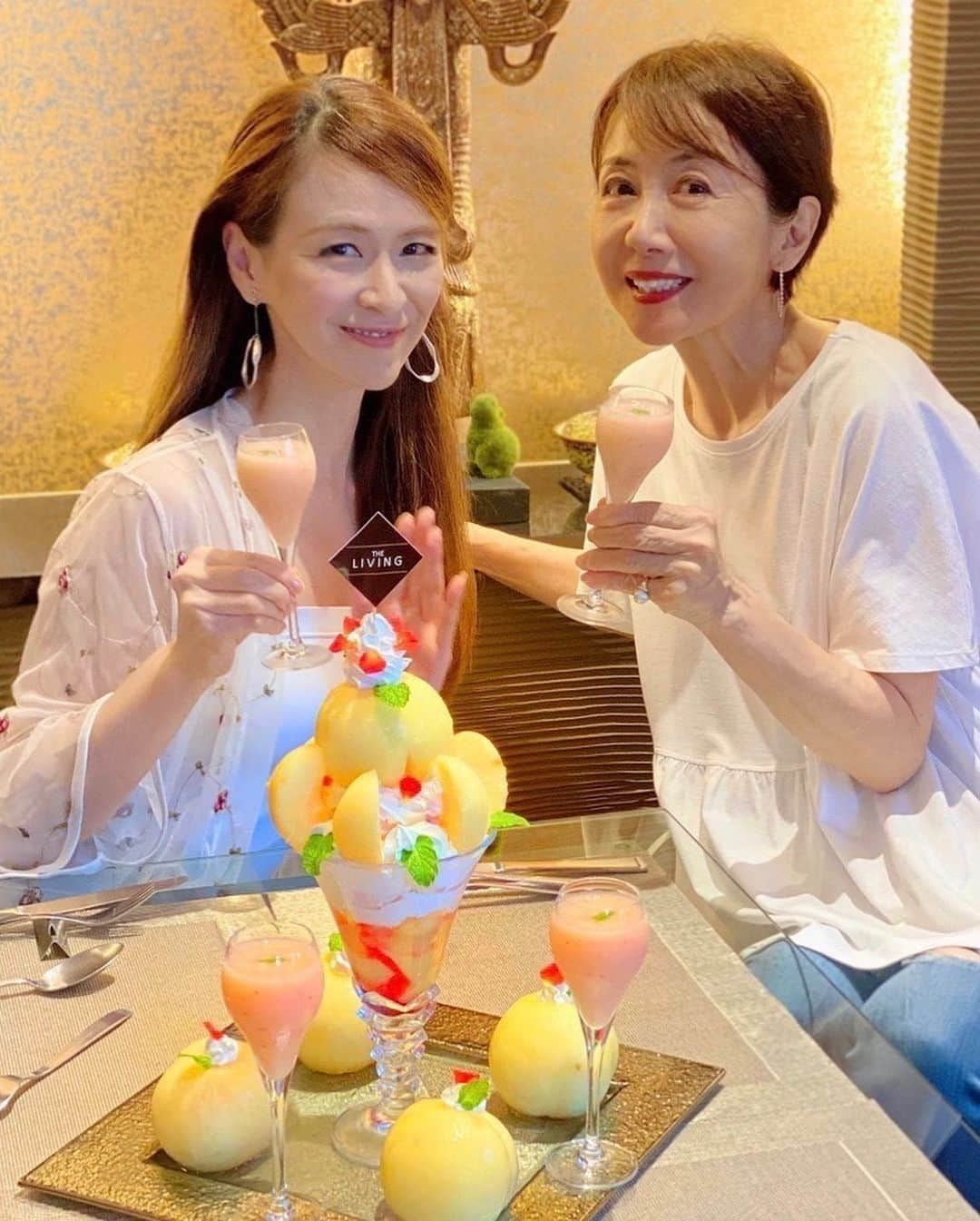 里井真由美さんのインスタグラム写真 - (里井真由美Instagram)「#peach #parfait  🍑巨大パフェ❗️その名も「桃から産まれた 桃野郎」でございます〜🍑 ・ ・ 岡山、和歌山産など 極上の桃が 8個分です🍑❗️ ・ ・ 日本テレビ「火曜サプライズ」でもご紹介されたばかり♪話題のパフェ🤗 ・ ・  種ぬき桃が 丸ごと どーん🍑🍑🍑 グラスの中にも桃、なめらか生クリームと2種アイスなど♡  ・ ・ 100% 桃スムージーで乾杯し、4人であっという間に完食です😆おいしい！ ・ ・ 🌹薔薇エディブルフラワーも食べられますし、 🍑桃は 薔薇バラ科に属します。なので香りの相乗効果で華やか〜♡ 🔻 🔻 千鳥町「ザ・リビング」さんで頂け、女優の奈美悦子さん、女医のまきえ先生、デザイナーのしほりちゃんと楽しんできました♡ @thelivingchidori  ・ @nami.etsuko  @makie3007  @shihorin24  ・ お店もパフェも要予約でございます✨🙏🙇‍♀️ ・ ・ #桃#桃パフェ#桃活#ザリビング#奈美悦子 #奈美悦子さん #里井真由美#フードジャーナリスト里井真由美 #ありが糖運動 #さといいね#スイーツ#モンブラン#モンブランの世界#女子会#千鳥町#リビング」8月7日 22時46分 - mayumi.satoi