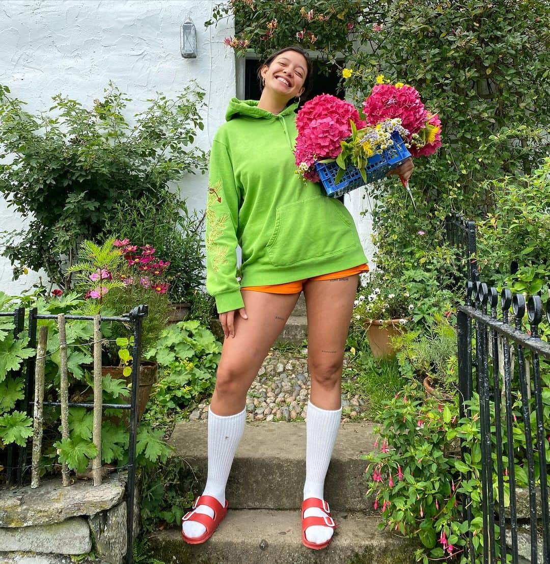ナオミ・シマダのインスタグラム：「over the last few months I’ve really been sitting with and thinking about the source of audacity and how we can find it in this insane time we are living through. I really want to believe that the answer to that is the joy that comes from being truly present, here and now, with what is. so with that in mind i’ve been spending my time just trying to be quiet, to dream, to reimagine, trying (and failing) to take mental breaks, to study, to recover, to shed skin, to (un)learn, rest, fight and try to heal myself and be there for my people. Thinking about what to contribute on here (as well as wondering if this is a space for me anymore?) in a time of such pain, fear, anger and feeling like sharing joyous sights and sounds is a way we can also start to heal.   so on that note I’m borrowing these beautiful words from the incredible aurora levins morales that bring this to life. ‘joy, is to mood as the stars are to the weather, a constant to steer by, sometimes hidden by storm clouds but high above them, untouched by wind or rain. this is not to say that the weather of the world isn’t violent, drenching harsh. We could spin forever from emergency, shouting no to each new crime - but that would be steering by chasing clouds. If we are to live audaciously, we need to step into the calm eye of the storm  and steer by the stars, to imagine in rich detail the biggest, most delicious, satisfying, inclusive future that we can, a great flowering of human potential and well-being, and project our hearts and minds into that future, and then spend our lives walking toward it, and each time the weather buffets us, wait for a glimpse of sky, and adjust our course’.  So here’s a lil slice of joy from a few days out in nature that I was so fortunate to be able to have that revived me in so many ways. I only wish that everyone who needs it could be there too, it’s obvious we are all experiencing this pandemic in such different ways, but our lack of access to healing green spaces feels like an ever increasing impoverishment, so sharing feels like the closest thing I can do for now. sending so much love all around the world.  naomi x」