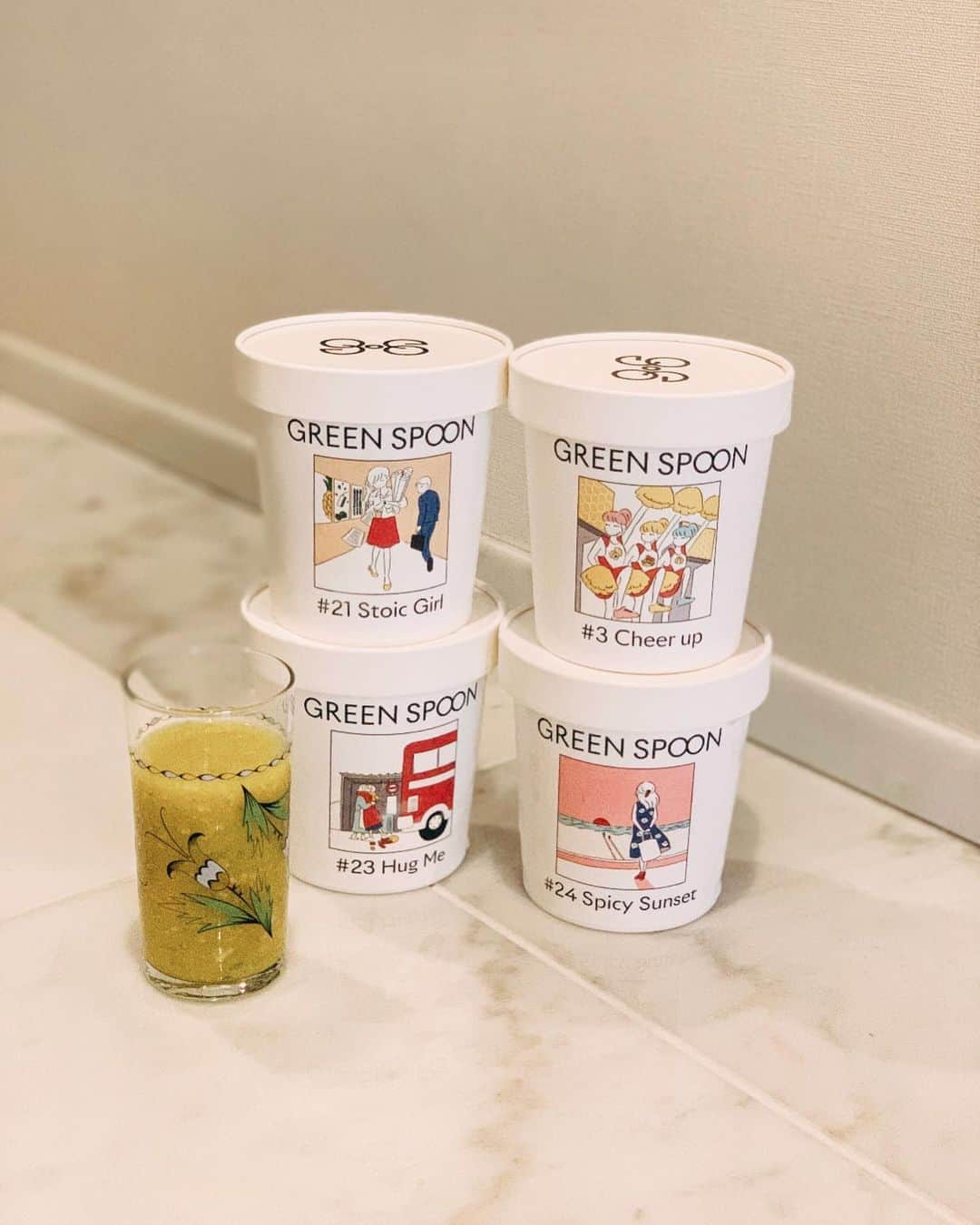 小祝麻里亜のインスタグラム：「ハマっちゃったモノ。 @greenspoonjp の冷凍スムージー🥒🥕お家でミキサーにかけて作るから、できたてほやほやスムージーができるんだけど、美味しすぎて、色んな栄養入りすぎてるのに保存料なくて、はっぴー☘️☘️☘️  お家で争奪合戦中🥳本当おいし、お家で作れるし、パッケージ含め、良いモノに出会えました🤗🤗  コップはニューヨーク行った時にFishs Eddyで買いました！  明日から連休？お気をつけてお過ごし下さいね❤️良い朝を迎えられますように☀️おやすみなさい☺️☺️ ． ． ． ＿＿＿＿＿＿＿＿＿＿＿ #スムージー #冷凍スムージー #保存料不使用 #ヘルシー #最近のお気に入り #스무디 #스무디볼 #smoothie #healthyfood #fishseddy」