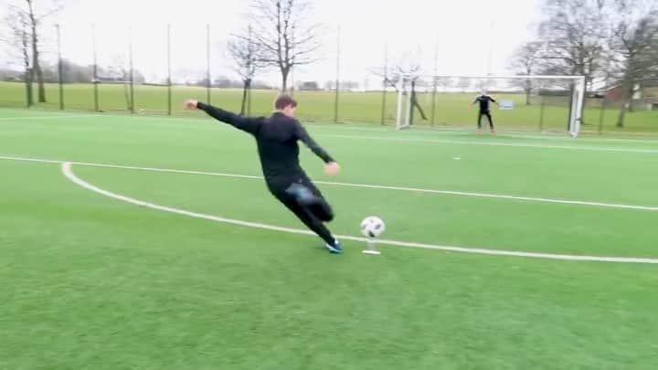 F2Freestylersのインスタグラム：「As far as Champions League winning captains with ultimate Tekk go......🏆©️”」