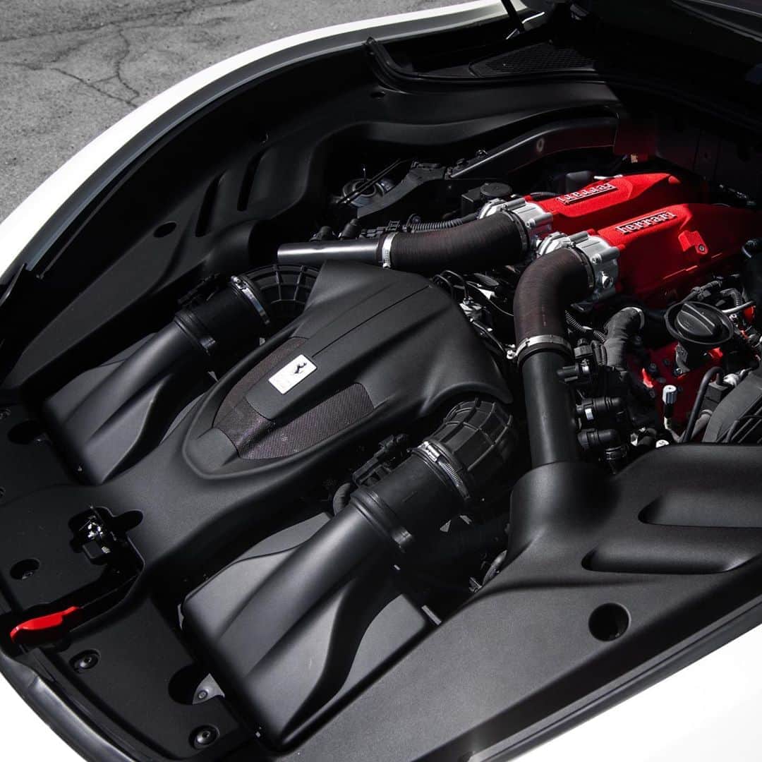 Ferrari USAさんのインスタグラム写真 - (Ferrari USAInstagram)「When so much power lies beneath beauty—the #FerrariRoma’s twin turbo V8 churns out 611 hp at 7,500 rpm, making it the most powerful in its segment.」8月7日 22時51分 - ferrariusa