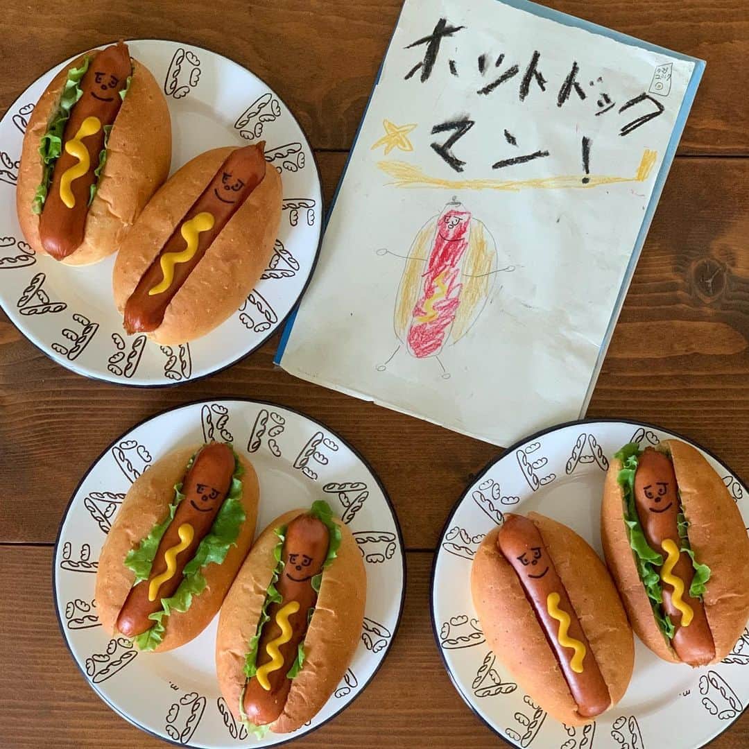 Ranさんのインスタグラム写真 - (RanInstagram)「. . . 漫画をかくのが好きな息子。 オリジナル漫画をよくかいているのですが、 最近制作中の「ホットドックマン！」をかいていたら、 ホットドッグが食べたくなっちゃった👦🏻そうで、 今日はホットドッグを作りました。 . で、 どうせ作るならホットドックマンにしようよー！ という母の提案で😁 一緒にスーパーへ行き、ホットドックマンにふさわしいソーセージを息子に選んでもらい、 それにピッタリサイズのコッペパンを焼いて作りました♩ . . .  My son drew a manga.  Hot dog man!🌭 I made a hot dog.🌭 . . . . #bread #hotdog #hotdog🌭 #anime #manga #japaneseanime #baker #breadart #kawaii #cartoon  #breakfast #yummyfood #🌭 #cartoonnetwork #lunch #comics #Johnsonville #パン　#ホットドッグ #らくがき　#おえかき　#オリジナルキャラクター #手作りパン #漫画　#マンガ　#アニメ #キャラパン　#キャラフード  #パン教室　#konel」8月7日 22時51分 - konel_bread