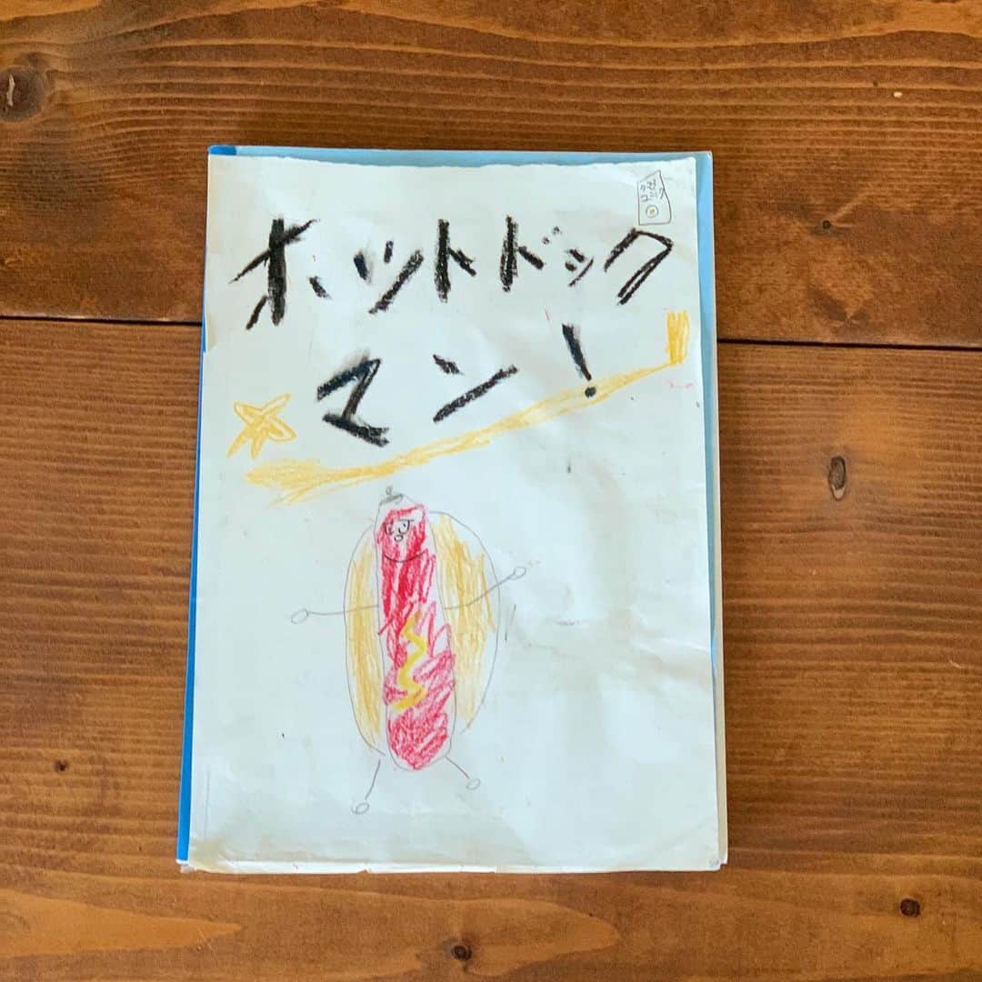 Ranさんのインスタグラム写真 - (RanInstagram)「. . . 漫画をかくのが好きな息子。 オリジナル漫画をよくかいているのですが、 最近制作中の「ホットドックマン！」をかいていたら、 ホットドッグが食べたくなっちゃった👦🏻そうで、 今日はホットドッグを作りました。 . で、 どうせ作るならホットドックマンにしようよー！ という母の提案で😁 一緒にスーパーへ行き、ホットドックマンにふさわしいソーセージを息子に選んでもらい、 それにピッタリサイズのコッペパンを焼いて作りました♩ . . .  My son drew a manga.  Hot dog man!🌭 I made a hot dog.🌭 . . . . #bread #hotdog #hotdog🌭 #anime #manga #japaneseanime #baker #breadart #kawaii #cartoon  #breakfast #yummyfood #🌭 #cartoonnetwork #lunch #comics #Johnsonville #パン　#ホットドッグ #らくがき　#おえかき　#オリジナルキャラクター #手作りパン #漫画　#マンガ　#アニメ #キャラパン　#キャラフード  #パン教室　#konel」8月7日 22時51分 - konel_bread