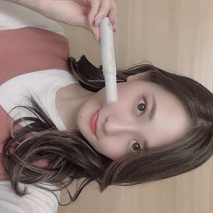 黒津南帆のインスタグラム：「. 美容師さんにやってもらって感動して即買いした #elujuda めちゃくちゃ強いわたしのアホ毛ちゃんも すっとなおった！！！！ . ただただおすすめだからぴょんぴょんする人は 騙されたと思って試してほしい〜 まわし者でもなんでもないです、、🥺 . . #ヨシンモリ #ヨシンモリ巻き #ヨシン巻き #ヨシンモリパーマ #外巻き #ヘアアレンジ #ウェーブ巻き #ウェーブヘア #なみまき #波巻き #波ウェーブ #ワンカール #ワンカール巻き #ハイライト #グラデーションカラー #グラデーションヘアー #ミディアムヘア #ロングヘア #ミディアム #ロング #ヘアドネーション #ドネーション #撮影 #撮影モデル #撮影依頼募集中 #サロモ #サロンモデル #サロンモデル募集中 #サロンモデル募集」