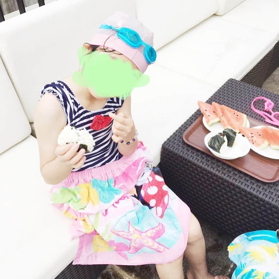 市川海老蔵 （11代目）さんのインスタグラム写真 - (市川海老蔵 （11代目）Instagram)「Here’s breakfast-!  It’s so Reika that she always wears a swimming cap no matter what✨ Very similar to Mao🎶  Rice ball and watermelon🍉 Summer vacation now-💕 We can’t go anywhere  so CHANGE‼️ Doing the best a parent can try and changed home into a vacation place! * あさめしやー！  どんな時もブレずに 帽子かぶるところ麗禾らしい✨ 麻央とよく似てます🎶  おにぎりandスイカ🍉 夏休みだなー💕 どこもいけないので 親の気合いで 家を旅行先に！チェンジ‼️  #市川海老蔵 #海老蔵 #成田屋 #歌舞伎 #ABKAI #ABMORI #ebizoichikawa #ebizo #kabuki #thunderparty #ebizotv #theater #theaterarts #actor #japan #classic」8月8日 10時00分 - ebizoichikawa.ebizoichikawa