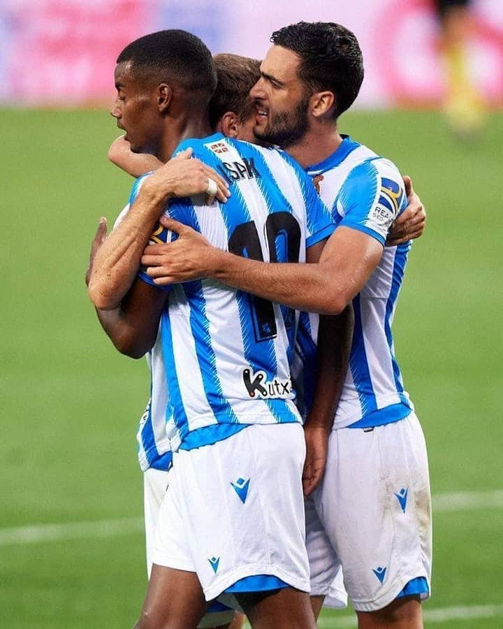 LFPさんのインスタグラム写真 - (LFPInstagram)「💙 HAPPY team, happy FRIENDS! 💙 • 💙 ¡EQUIPO feliz, amigos FELICES! 💙 • #RealSociedad #LaLiga #LaLigaSantander #Football #Friends」8月8日 10時00分 - laliga