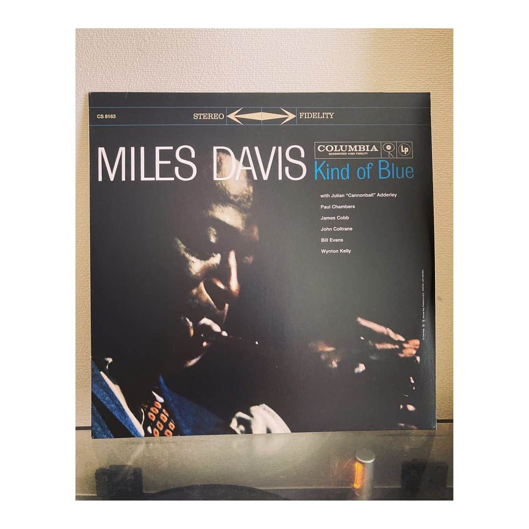 林幸治さんのインスタグラム写真 - (林幸治Instagram)「Miles Davis ‎– Kind Of Blue  モダンジャズ屈指の名盤。ジャズの事を語るほどの知識はないのですが、これは名盤です。  今朝、レコード針を交換したので今日はレコードたくさん聴こう。  #vinyl #1959 #milsdavis #2016reissue #nowspinning」8月8日 10時00分 - tct_koji_hayashi