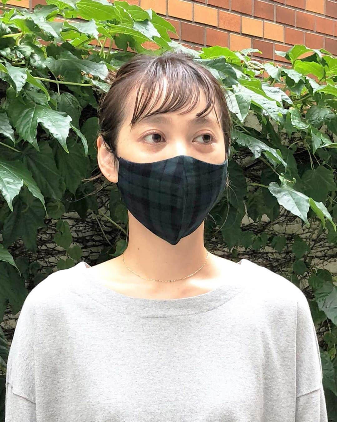 ナチュランさんのインスタグラム写真 - (ナチュランInstagram)「「Cassure 日本製 やわらかダブルガーゼマスク」再入荷しました。﻿ 着こなしのアクセントになる定番柄です。ナチュランのスタッフが、コーディネートをご紹介します。﻿ ﻿ ﻿ 《スタッフ身長：162㎝》﻿ ﻿ ﻿ -----------﻿ ■日本製 やわらかダブルガーゼマスク﻿ (A・ブラックウォッチ)[YRF-2H46-9001-A]﻿ (B・千鳥柄)[YRF-2H46-9001-B]﻿ 即完売したオリジナルブランドの人気マスクが再入荷。﻿ 肌ざわりのよい軽いつけ心地のダブルガーゼのマスク。﻿ コットン100％なのでご自宅で気軽にお洗濯していただけます。﻿ 洗うほどにやわらかく馴染んでくるのもポイント。﻿ 生地を二重にすることでほどよく厚さはありますが、通気性もよいのでこれからの季節でも快適に過ごせます。﻿ ゴムはブラックにすることで柄との相性もよく、おしゃれな印象に。やわらかめのゴムで耳にかけても痛くなりにくいものをセレクトしています。﻿ ﻿ ﻿ ﻿ - - - - - - -﻿ 他にもいろいろ、ナチュランのスタッフが試着してご紹介しています。﻿ ハッシュタグ　#ナチュランのスタッフ着用　からご覧いただけます。﻿ ぜひチェックしてみてくださいね。﻿ - - - - - - -﻿ ﻿ ﻿ ------------------------------﻿ ▶️お買いものは写真内のタグをタップしてくださいね。またはプロフィールからもナチュランへリンクしています。→@natulan_official﻿ ﻿ ▶️写真内のタグは、販売中でも消えている場合がございます。ぜひ、ナチュランの検索窓から、注文番号又は商品名を、検索してみてくださいね。﻿ ﻿ ▶️プロフィール画面では、季節のおすすめ商品や、再入荷情報をご紹介しています。ぜひ、ご覧くださいませ。→@natulan_official﻿ ﻿ -----------﻿ #lifewear #fashion #今日のコーデ #コーディネート #ファッション #ナチュラル #ナチュラン #natulan #日々の暮らし #暮らしを楽しむ #シンプルライフ #シンプルコーデ #大人女子 #大人コーデ #ナチュラルコーデ #千鳥 #千鳥柄 #チェック #日本製  #ガーゼ #おしゃれなマスク #ダブルガーゼマスク #チェック柄 #カシュール　#Cassure　#natulan_official #マスク #マスクコーデ #ナチュランのスタッフ着用 #cassure」8月8日 10時00分 - natulan_official