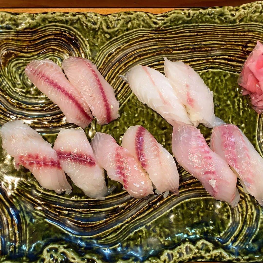 池内万作さんのインスタグラム写真 - (池内万作Instagram)「真鶴福寿司へ！ 久しぶりなので迷わず地魚にぎりを。 鯛がトロけます♪ あー旨かった。 お椀も盛り沢山、サラダもシャッキリ大満足♪ #イケウチ家のグルメ旅」8月8日 9時54分 - mandeshita