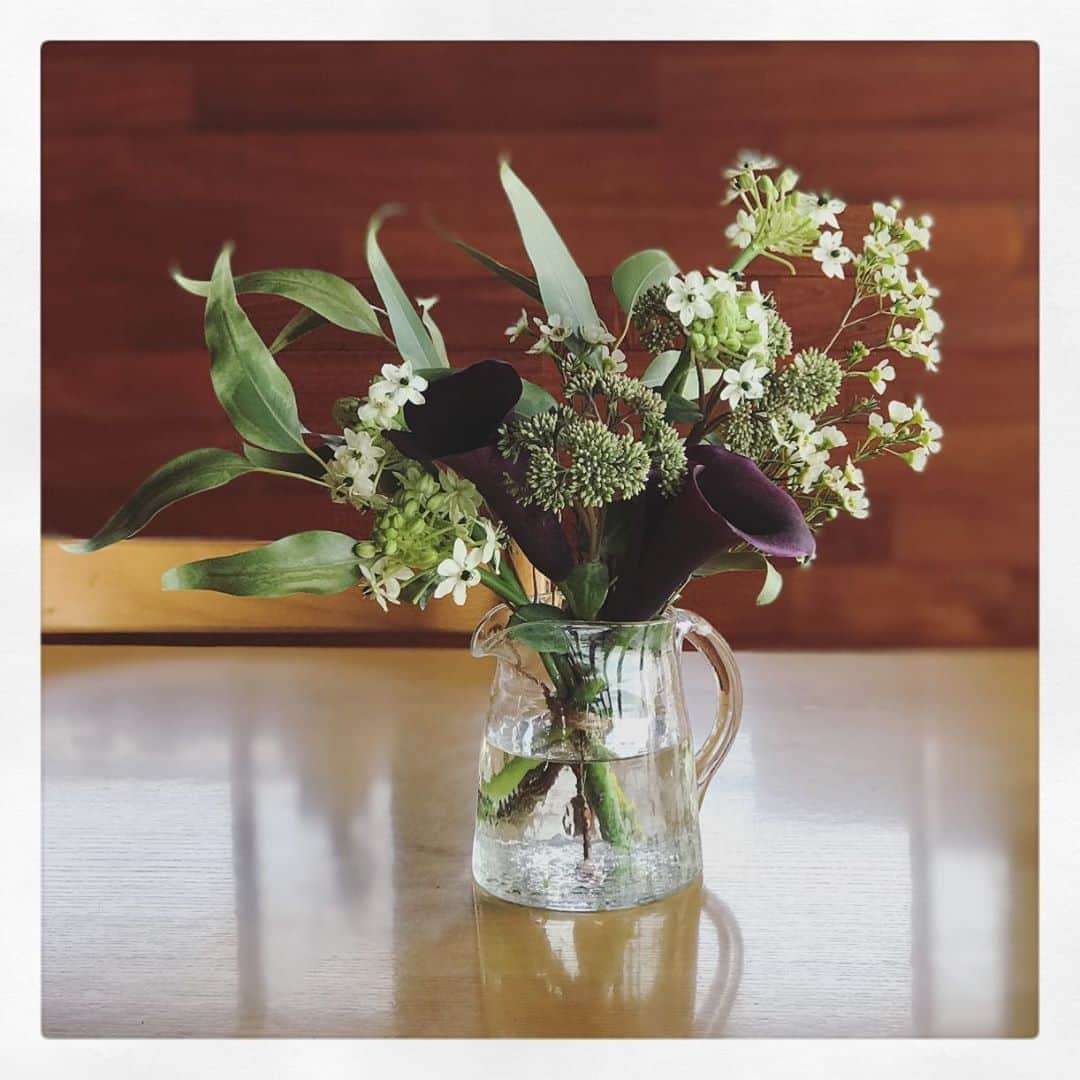 のインスタグラム：「撮影でいただいたお花💐 静かに綺麗に咲く花は、 家にあるとやっぱり気分があがるね💕  花瓶買わなきゃー 水差ししかないよ〜  お花を自分でいけるのって、難しい😧 習いたい。基本的なことを学びたい！ ひとまず、アドバイスとかあれば欲しいよぉ〜笑  💛💛💛  現場はみんなずっと笑っていて、 とても和気藹々とした楽しい撮影でした！ 2日間ありがとうございました！！！  #flowers #thankyou」