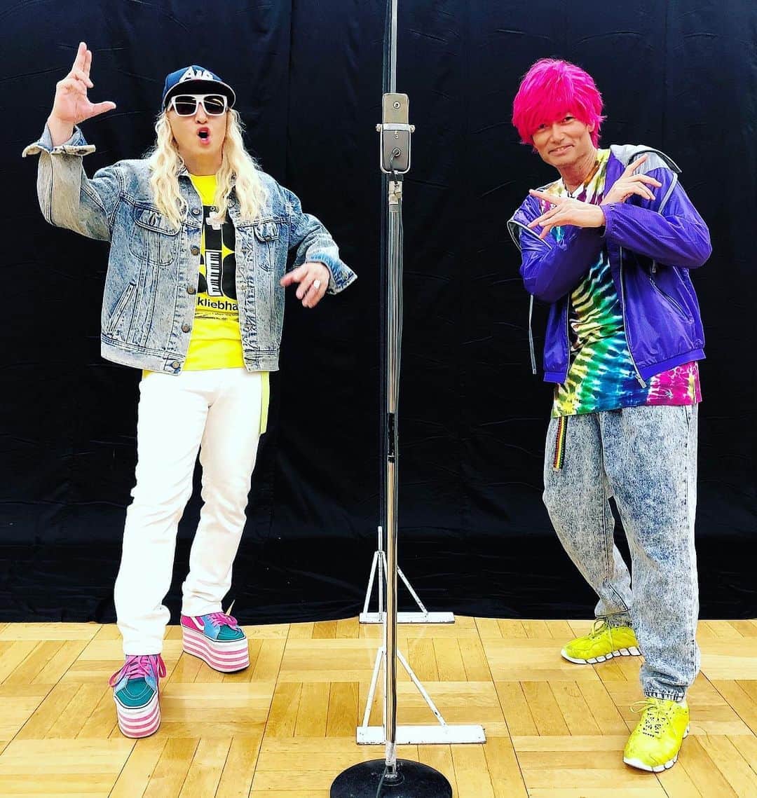 マイケル富岡のインスタグラム：「チャラさ やはり日本1⁈ おかげさまで"バブリー EXIT" 大好評…だったようなのでスタジオで撮ったオフショットを1枚♡ #脱力タイムズ #フジテレビ #exit #イグジット #兼近 #かねちー #djkoo #trf #マイケル富岡 #俳優 #タレント #撮影 #actor #actorslife #shooting #love #バブル #お笑い #芸人」