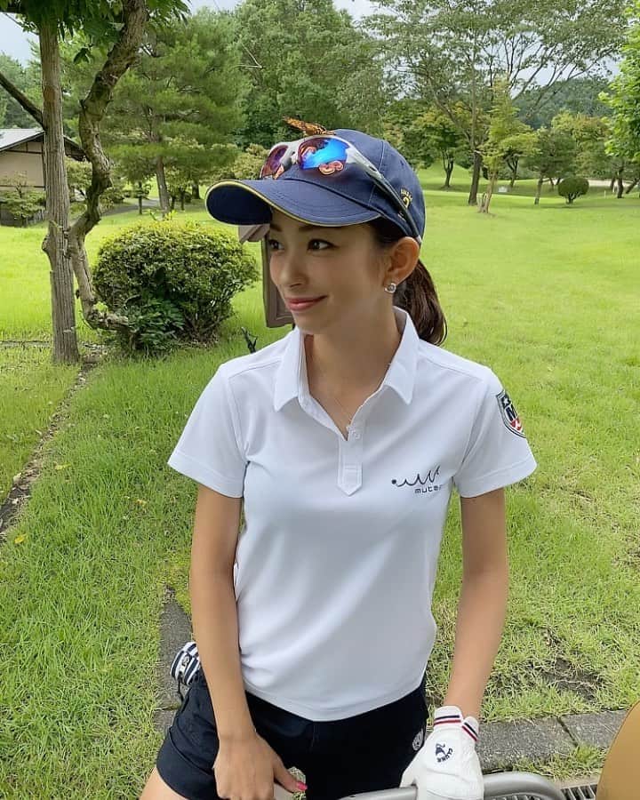 のインスタグラム：「. 蝶々🦋？蛾？ 私の元にやってきてくれた❤️ . 自然の中でスポーツができる環境って気持ちよくて最高ですね😊✨ . ブヨは嫌だけど😑💦 . . . #ゴルフ#golf#⛳️#ゴルフ女子#ゴルフ好き#ゴルフウエア#ゴルフコーデ#ゴルフスイング#골프 #골프웨어 #골프스윙 #여행 #해외여행 #골프스타그램 #골프중독 #와인 #소주 #좋은시간  #蝶々#蛾#良いことありそう」
