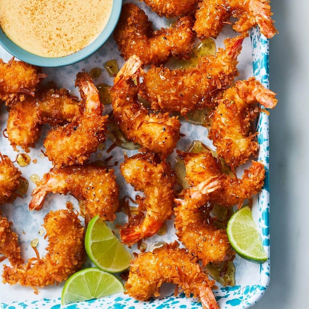 Food & Wineさんのインスタグラム写真 - (Food & WineInstagram)「Chef Rich Cundiff's coconut shrimp recipe from @rockyshotchickenshack in Asheville, NC may be top-secret, but this version is perfect for home cooks. Tap the link in our bio for his recipe. 📷: @gregdupree」8月8日 8時28分 - foodandwine