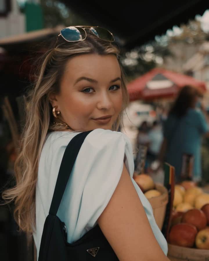 トーリ・ウェブスターのインスタグラム：「Self-care and skin-care go hand in hand for me✨I practice daily self-love and joy by shopping at local fruit markets and supporting small businesses 🍋🍉🍌I bring my skin daily bliss by using @EsteeLauderCanada’s new #AdvancedNightRepair serum because it keeps my skin hydrated and radiant! 💛💫#GenerationANR #EsteePartner」