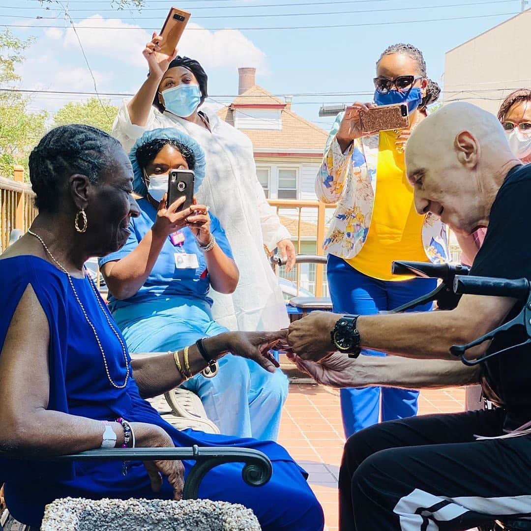 E! Onlineさんのインスタグラム写真 - (E! OnlineInstagram)「Together at last. 💍 Jeffrey and Gloria met at Amber Court Assisted Living, and have been dating for 3 years. After she was recently hospitalized,  Jeffrey told the staff, “I miss her so much, as soon as she gets back I’m going to ask her to marry me." Well, the lovebirds have reunited and are happily engaged! (📷: @ambercourtassistedliving/@goodnews_movement)」8月8日 8時31分 - enews