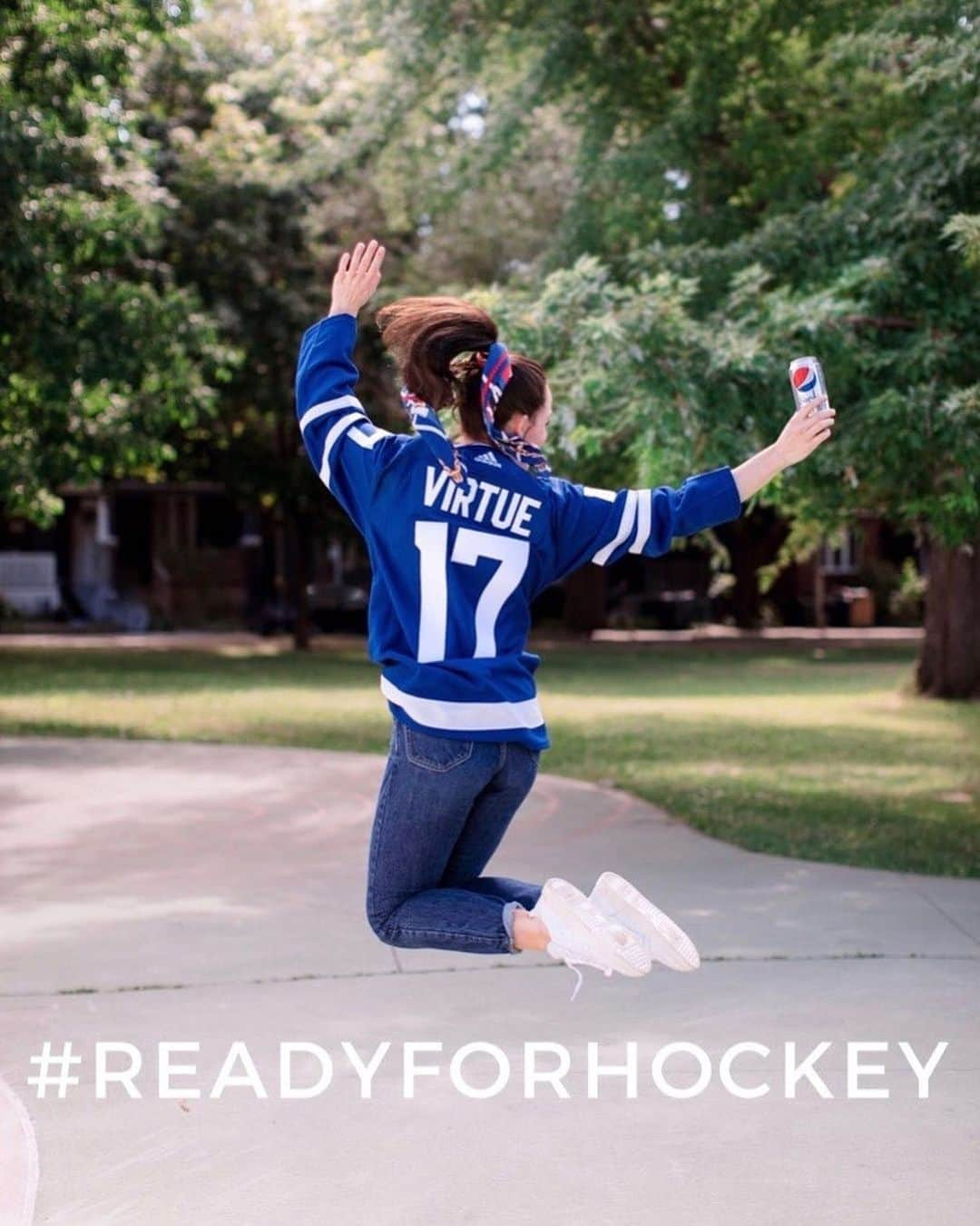 テッサ・ヴァーチュさんのインスタグラム写真 - (テッサ・ヴァーチュInstagram)「Hockey is back! 🏒 This is (unsurprisingly) how I celebrate 💃🏻 How about you?! . Showcase YOUR excitement, using the hashtag #ReadyForHockey, and you could be in the next @layscanada and @pepsicanada commercial! Can’t wait to see all the entries! #partner . 📸 @richellehunter 🎥 @ericwilliamfrank」8月8日 8時49分 - tessavirtue17