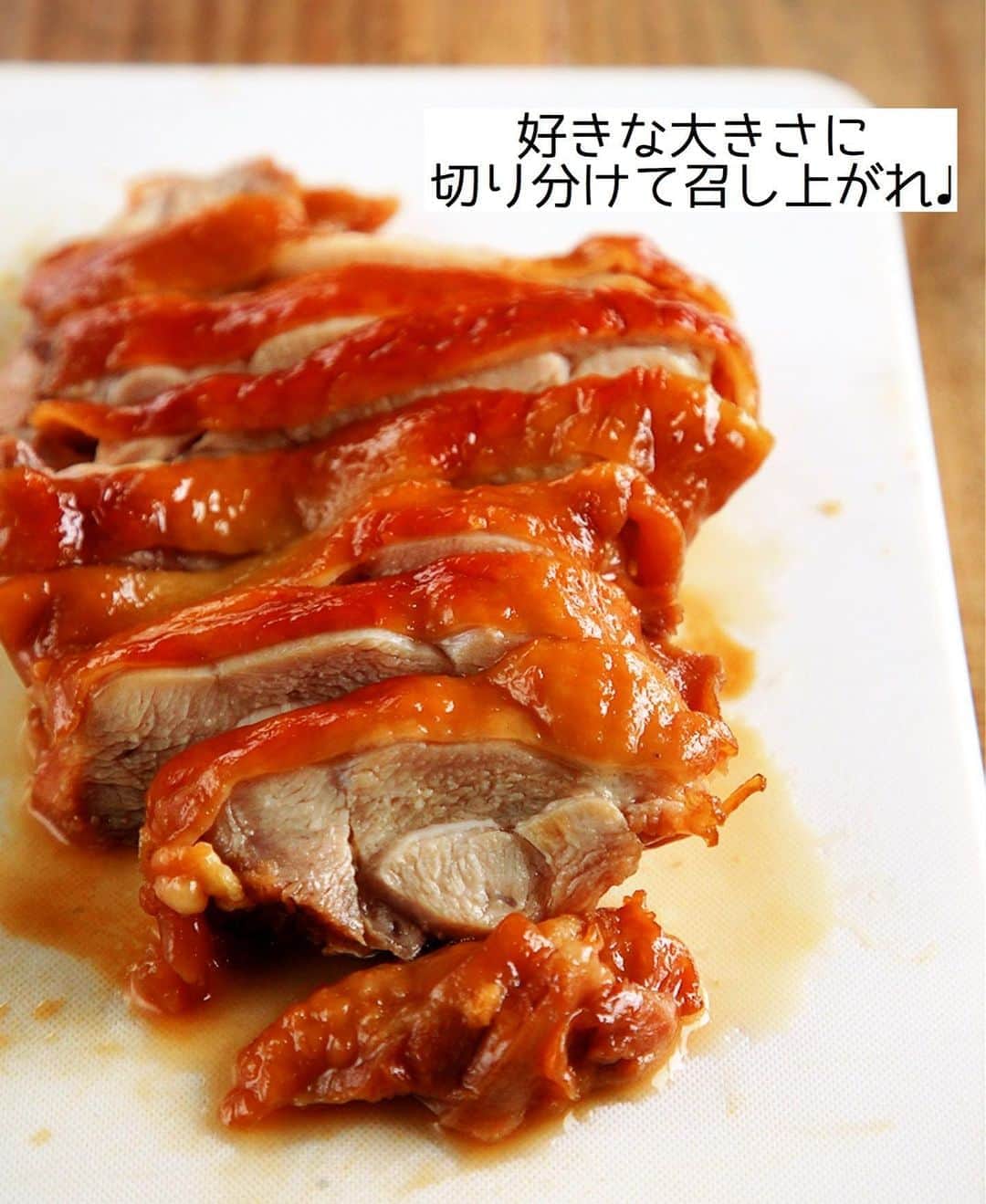 Mizuki【料理ブロガー・簡単レシピ】さんのインスタグラム写真 - (Mizuki【料理ブロガー・簡単レシピ】Instagram)「・﻿ 【レシピ】ーーーーーーーーーーー﻿ ♡鶏肉の中華風ほったらかし煮♡﻿ ーーーーーーーーーーーーーーーー﻿ ﻿ ﻿ ﻿  おはようございます(*^^*)﻿ ﻿ 今日ご紹介させていただくのは﻿ ［鶏肉の中華風ほったらかし煮］﻿ お鍋に調味料と鶏肉を入れたら﻿ ''いじらず触らず煮るだけ''の﻿ 超〜簡単レシピです(*´艸`)﻿ ﻿ ほったらかしで煮るだけなのに﻿ 味も照りも抜群に仕上がりますよ♡﻿ これとってもおすすめなので﻿ 是非お試し下さいね(*^^*)﻿ ﻿ ＊【#今どき和食 】P.24掲載﻿ 〈鶏肉のほったらかししょうゆ煮〉の﻿ アレンジレシピです♡IGTVに保存済☆﻿ ﻿ ﻿ ﻿ ーーーーーーーーーーーーーーーーーーーー﻿ 【2人分】﻿ 鶏もも肉...大1枚(300g)﻿ ●酒...80ml﻿ ●砂糖・醤油・オイスターソース...各大1﻿ ●生姜チューブ...3cm﻿ 白髪ねぎ・レタス...各適量﻿ ﻿ 1.小さめの鍋に●を入れ、鶏肉を皮目を下にして加えて中火にかける。煮立ったらフタをし、弱めの中火で12分煮る。火を止めてそのまま5分置く。﻿ 2.食べやすい大きさに切り、白髪ねぎ、レタスと器に盛り合わせる。﻿ ーーーーーーーーーーーーーーーーーーーー﻿ ﻿ ﻿ ﻿ 《ポイント》﻿ ♦︎小さめの鍋を使用して下さい♩(私は16cmの鍋を使用)﻿ ♦︎鶏肉を裏返したりする必要はありません♩﻿ ﻿ ﻿ ﻿ ﻿ ﻿ ﻿ ＿＿＿＿＿＿＿＿＿＿＿＿＿＿＿＿＿＿＿﻿ 📕6刷重版しました📕﻿ 簡単・時短！ 毎日のごはんがラクになる﻿ ✨🦋 【 #Mizukiの今どき和食 】🦋✨﻿ ＿＿＿＿＿＿＿＿＿＿＿＿＿＿＿＿＿＿＿﻿ なるべく少ない材料で﻿ 手間も時間も省きながら﻿ 簡単にできるおいしい和食レシピ♩﻿ 簡単に失敗なくマスターできる一冊で﻿ もっと気軽に、カジュアルに﻿ 和食を楽しんで下さいね(*^^*)﻿ ＿＿＿＿＿＿＿＿＿＿＿＿＿＿＿＿＿＿＿﻿ ﻿ ﻿ ﻿ ﻿ ＿＿＿＿＿＿＿＿＿＿＿＿＿＿＿＿＿﻿ 🎀6刷重版しました🎀﻿ 混ぜて焼くだけ。はじめてでも失敗しない！﻿ 【#ホットケーキミックスのお菓子 】﻿ ﻿ 一冊まるっとホケミスイーツ♩﻿ 普段のおやつから﻿ 特別な日にも使えるレシピを﻿ この一冊に詰め込みました(*^^*)﻿ ホットケーキミックスを使えば﻿ 簡単に本格的なお菓子が作れますよ♡﻿ ＿＿＿＿＿＿＿＿＿＿＿＿＿＿＿＿＿﻿ ﻿ ﻿ ﻿ ⭐️ストーリー、ハイライト、プロフ画面に﻿ 本のURLを貼らせていただいております♩﻿ →(@mizuki_31cafe )﻿ ﻿ ﻿ ﻿ ﻿ ﻿ #鶏肉#ほったらかし煮#照り煮#作り置き#お弁当#Mizuki#簡単レシピ#時短レシピ#節約レシピ#料理#レシピ#フーディーテーブル#マカロニメイト#おうちごはん#デリスタグラマー#料理好きな人と繋がりたい#おうちごはんlover#写真好きな人と繋がりたい#foodpic#cooking#recipe#lin_stagrammer#foodporn#yummy#鶏肉の中華風ほったらかし煮m」8月8日 8時52分 - mizuki_31cafe