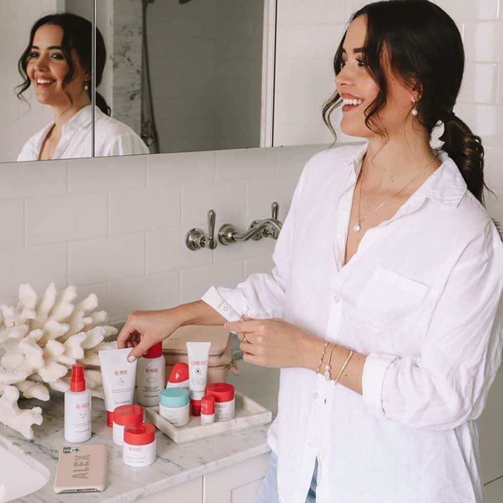 Clarins Australiaさんのインスタグラム写真 - (Clarins AustraliaInstagram)「These girls are LOVING our new MyClarins skincare range 💕! Because what’s not to love about a vegan-friendly, sustainably-conscious, plant-powered skincare range containing no parabens, sulfates or phthalates 🌸🌿✨? Swipe ➡️ to check out our MyClarins Community 😄   @alexandracuthill @maddisonclare @monicadong @jacquikingswell   #ClarinsAus #ClarinsSkincare #MyClarins」8月8日 8時53分 - clarinsanz