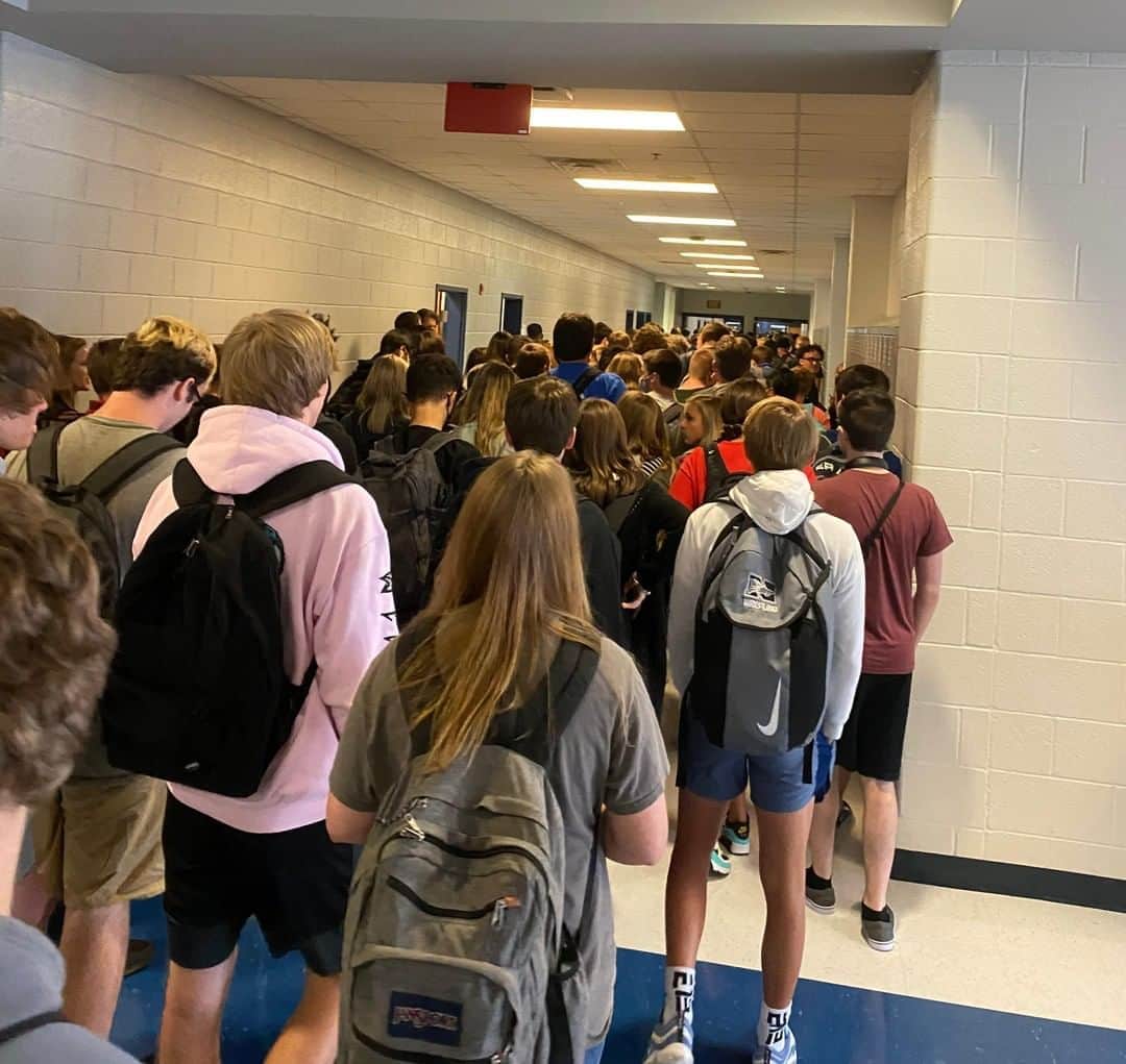 NBC Newsさんのインスタグラム写真 - (NBC NewsInstagram)「Georgia high school reverses the suspension of a 15-year-old student who tweeted an image of students crowding in hallways, according to the student.⁠ .⁠ "Under the COVID-19 protocols we have adopted, class changes that look like this may happen, especially at a high school with more than 2,000 students," Superintendent Brian Otott had earlier written in an open letter, noting that the situation complies with the Georgia Department of Education's guidelines.⁠ .⁠ In a statement to @todayshow, the school said it was "aware of the issues" and is "gathering the facts of the situation and will address the issue in accordance with district policies and regulations." Tap the link in our bio for more. ⁠ ⁠.⁠ 📷 Hannah Watters / via Twitter⁠」8月8日 8時56分 - nbcnews
