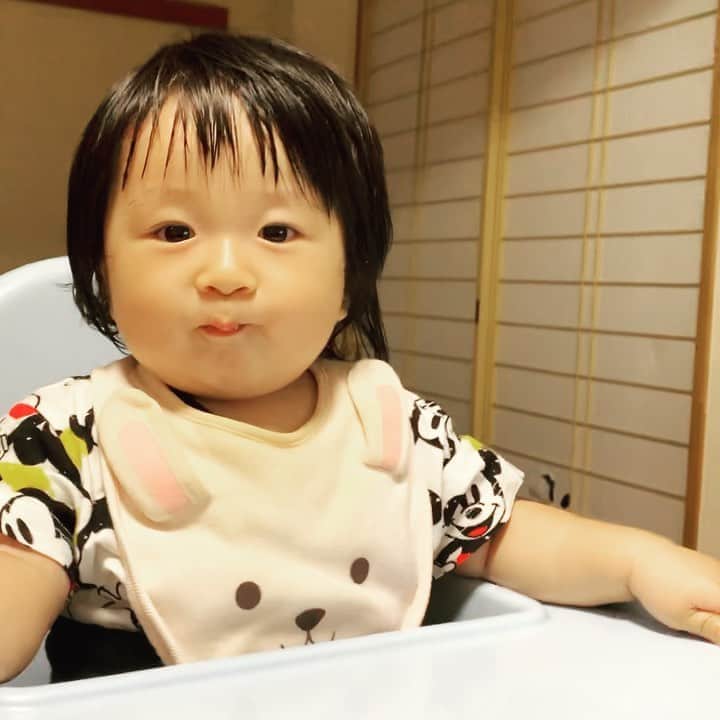 横山愛子のインスタグラム：「8ヶ月次女ちゃん！ 突然、お話するようになりました😆 この動画は発語だけど👍  時より、ママ〜パパー！アンパンマン❣️って言います笑 って聞こえるだけだけど😂 長女がいると、必然と毎日会話しているから、次女もきっとお話沢山するようになるだろうなぁ( ^ω^ )  長女の時は、会話にならないけど、とにかく色々話しかけてたもんなぁ🤣🤣 2人目はおもちゃも沢山あるし、お話も耳で聞けるし、子供番組もつねについてるし^ - ^本当にお得だらけだぁ！☀️ #2歳5ヶ月 #8ヶ月 #2歳差育児 #プレママ」