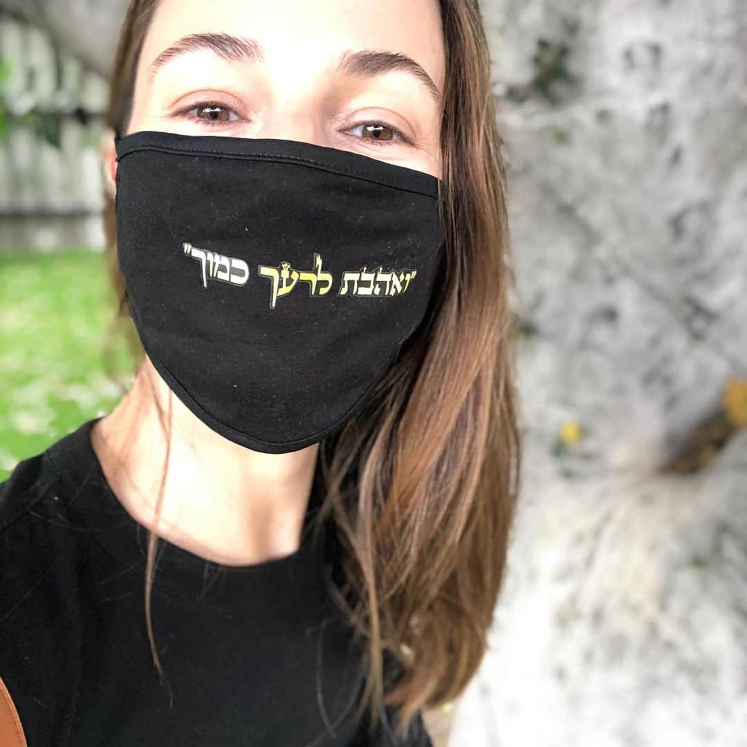 アロナ・タルさんのインスタグラム写真 - (アロナ・タルInstagram)「Shabbat Shalom (translation of mask- love thy neighbor) שבת שלום לכולם!!」8月8日 9時03分 - alonatal