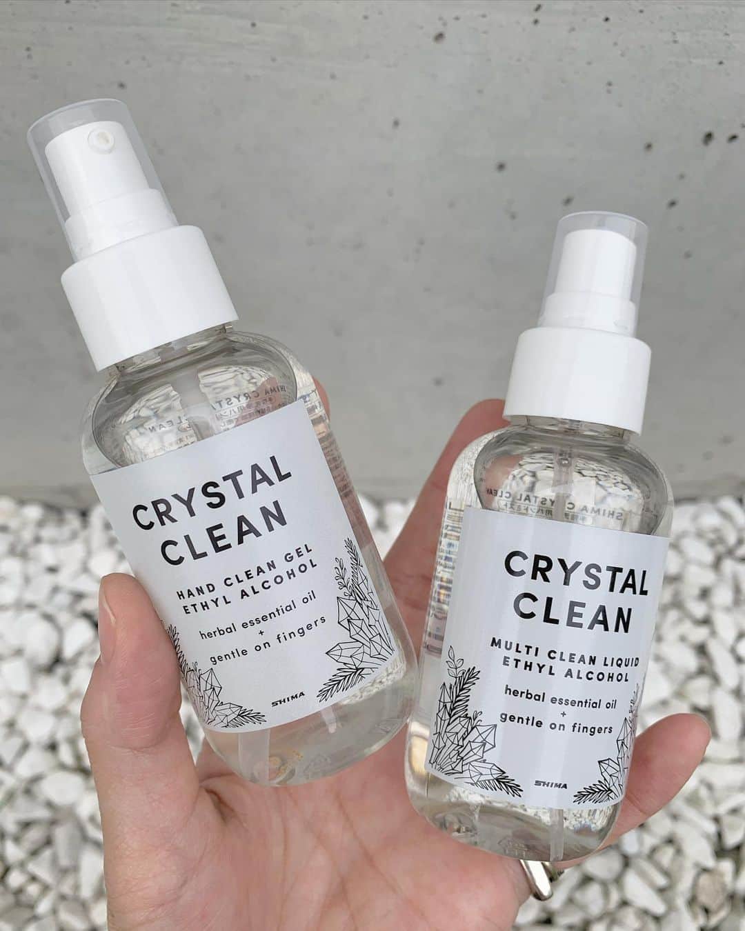nanako itoのインスタグラム：「SHIMAからオリジナルプロダクトでマルチジェル、マルチミストが発売されます。 "crystal clean" . 肌に優しい成分で作られておりますので、アルコールなどで肌荒れしやすい方にもオススメです☺️  香りは、オーガニックハーブ、レモン、ローズマリー、イランイラン、ラベンダーなどを使用されており、とっても癒される香りです☺️  イタリアでのオーガニック認定もされていますのでとても安心です✨ . 発売は8/11です✨ . SHIMA全店舗、オンラインでの購入ができます。 🤲🏻✨✨✨」
