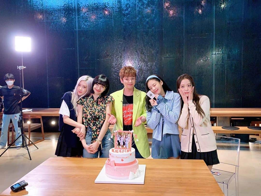 チェ・ヒョンウさんのインスタグラム写真 - (チェ・ヒョンウInstagram)「blackpink와 함께!!! 4주년을 축하해요!!!!!!!   Congratulations on BLACKPINK’s 4th anniversary. It was an honor for me to be invited for celebrating the 4th anniversary. I am always ready to show magic for BLACKPINK and their fans BLINK, so please invite us again anytime and anywhere~!!! If you want to see more magic, BLINKs are always welcome to come and visit my channel.   @jennierubyjane @lalalalisa_m @roses_are_rosie @sooyaaa__   #최현우 #magic #magician #blackpink #4주년 #youtube #kpop」8月8日 9時10分 - charmingchoimagic