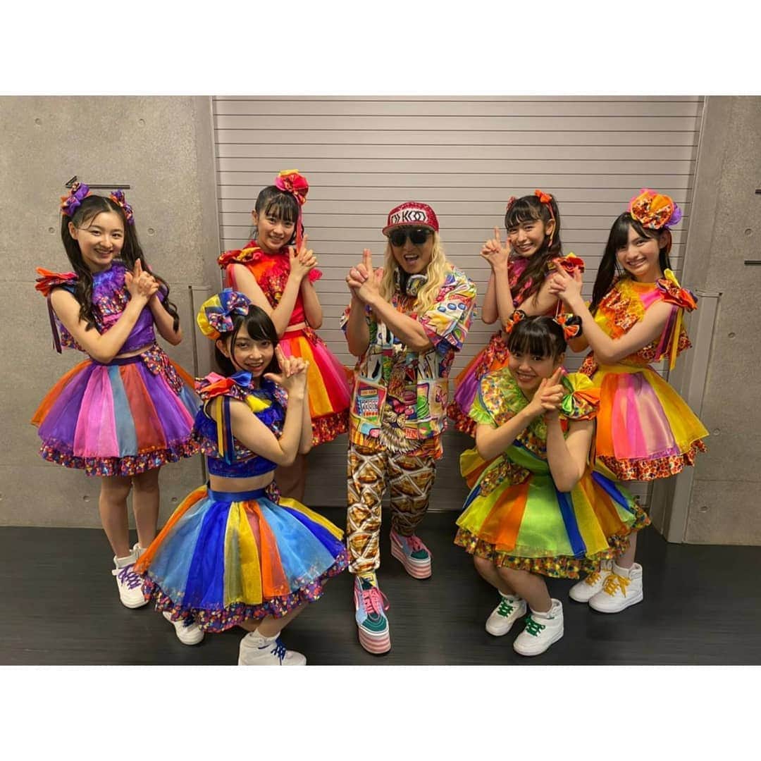 小泉遥香のインスタグラム：「#DJKOOさん！  お誕生日おめでとうございます！！！🎂🎉💗✨  #エイベのアイドル夏祭り の時に共演させて頂いて、初めてお写真も撮って頂きました😆✨  すっごく優しくお話してくださって、ありがとうございました🤗💗  またお会いできるように頑張ります！！！  素敵な1年になりますように✨  #Happybirthday!!! #Instaharum #DJKOOさん✨ #avex #とき宣  #おはる #小泉遥香」