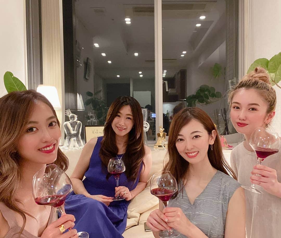 杉山由紀子のインスタグラム：「この日も美味しいワインをいただきながら🍷💛 * 話が盛り上がりに盛り上がってアツい夜でした(^^)♥ * 本当にこのメンバーの居心地やばい。 素敵な機会をいよこさんいつもありがとうございます😌✨✨ * 今度なっちゃんと、えながインスタライブやるので皆さん要チェックよ♥️♥️ 8/12 夜予定♪♪ * * * #ワイン #女子会 #お花畑のみなさん #美容 #美容会 #YouTuber #ミス #それぞれ活躍 #モデル #model」