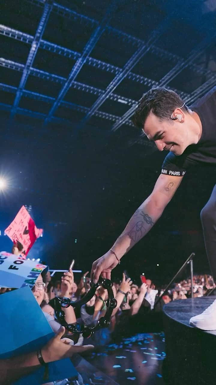 ジョー・ジョナスのインスタグラム：「My favorite part of the #HappinessBeginsTour. #ThereIsNoTamboEmoji」