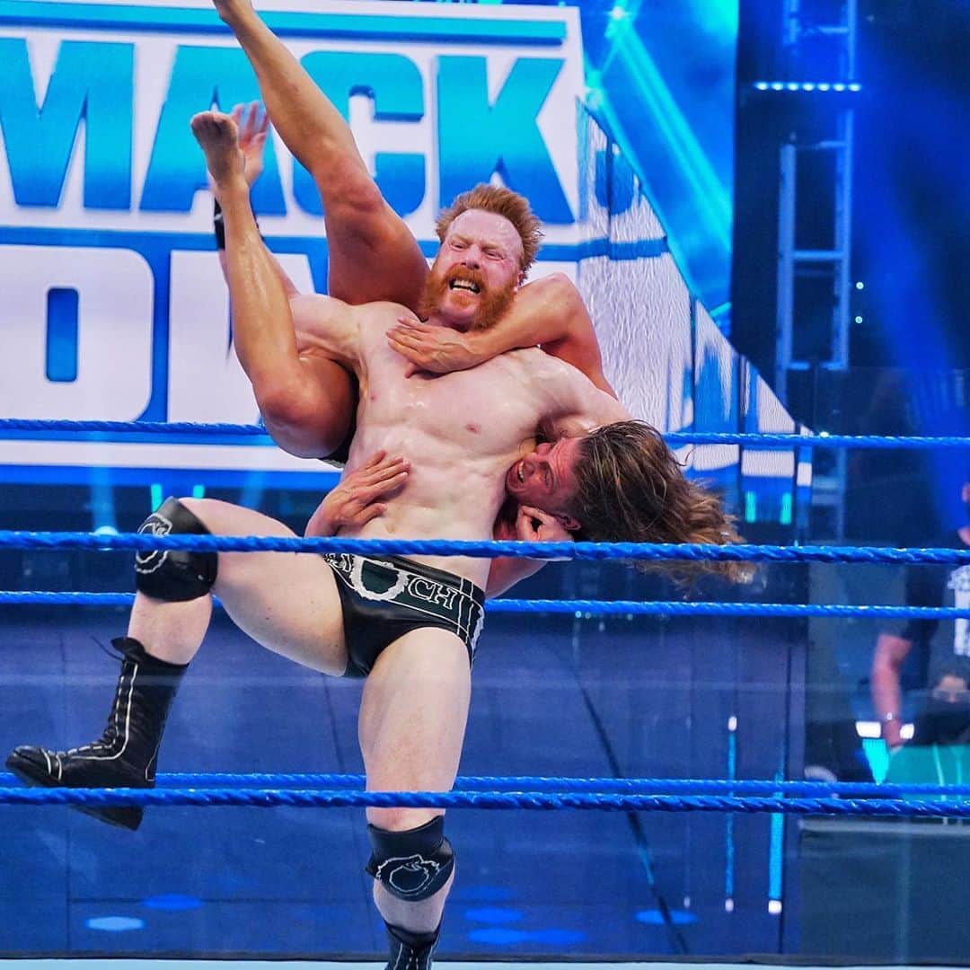 WWEさんのインスタグラム写真 - (WWEInstagram)「@wwesheamus looked like he had the win in the bag, but @wwegable attacked @riddlebro resulting in a DQ loss for Sheamus! #SmackDown」8月8日 9時26分 - wwe