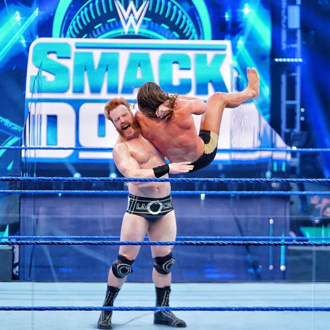 WWEさんのインスタグラム写真 - (WWEInstagram)「@wwesheamus looked like he had the win in the bag, but @wwegable attacked @riddlebro resulting in a DQ loss for Sheamus! #SmackDown」8月8日 9時26分 - wwe